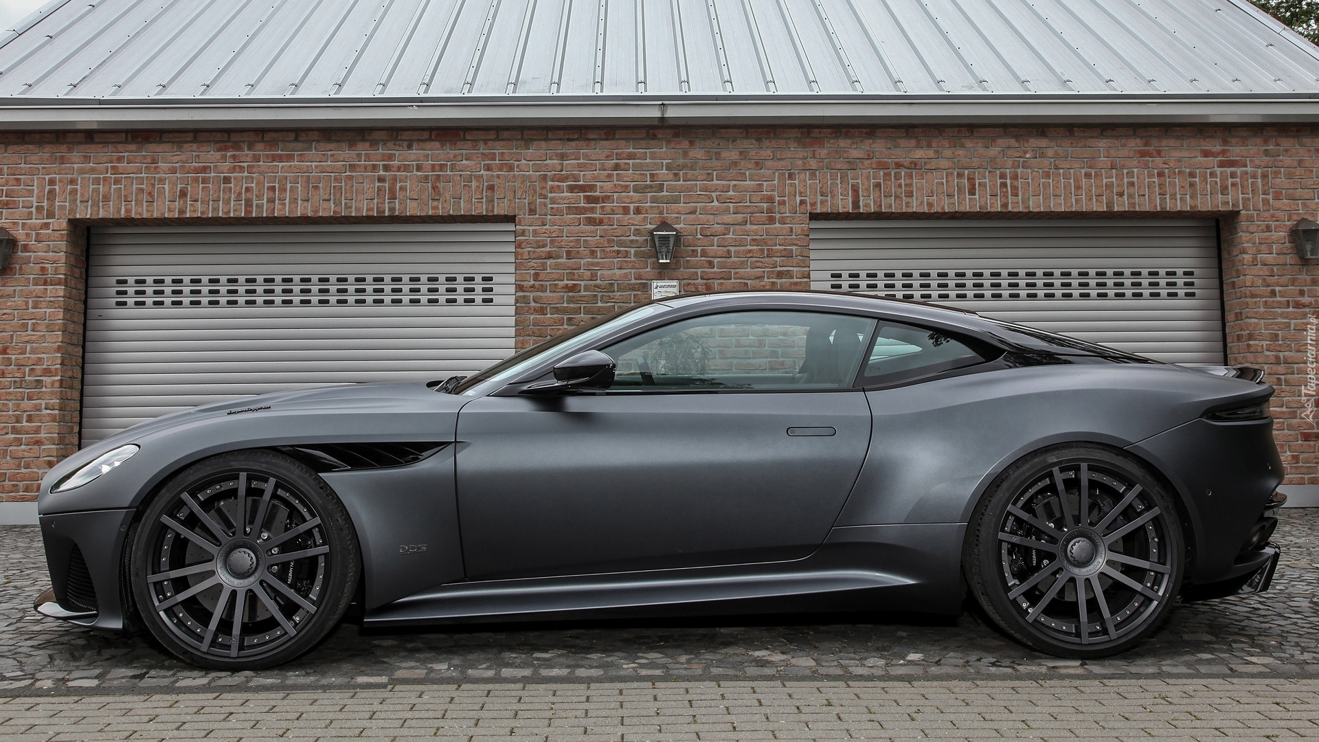 Aston Martin DBS Superleggera, Wheelsandmore, Bok