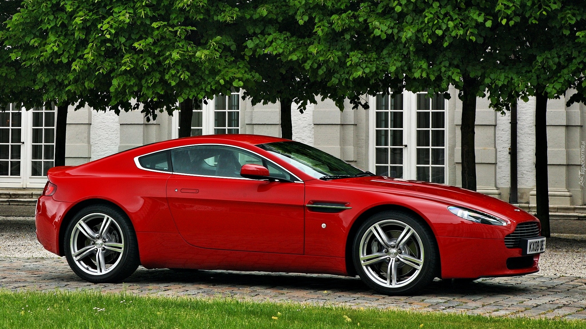 Czerwony, Aston Martin V8 Vantage