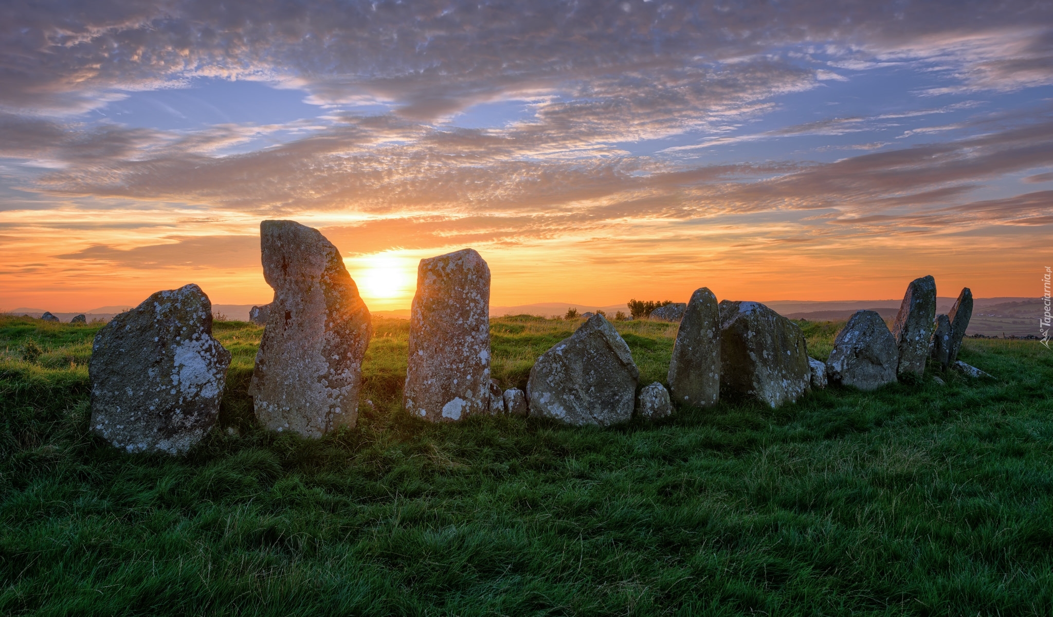 Beltany Stone Circle, Kamienny krąg, Kamienie, Wschód słońca, Chmury, Hrabstwo Donegal, Irlandia