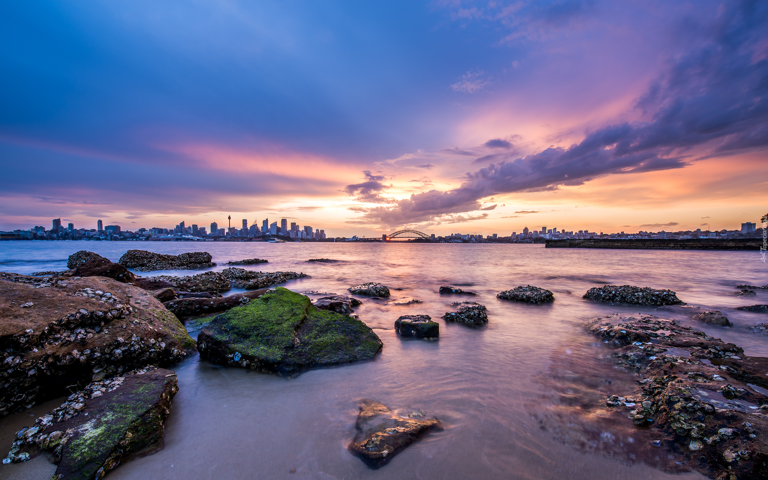 Australia, Sydney, Zatoka Sydney Harbour, Zatoka Port Jackson, Morze, Kamienie, Wieżowce, Most, Wschód słońca, Chmury