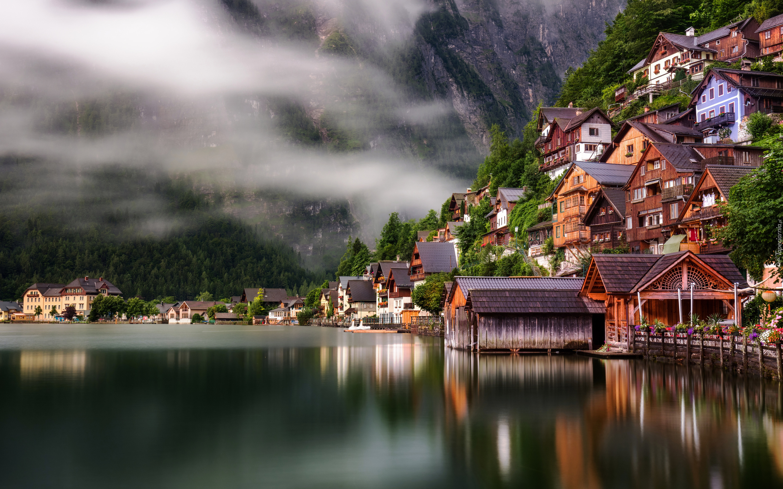 Austria, Hallstatt, Jezioro Hallstättersee, Domy, Góry, Mgła