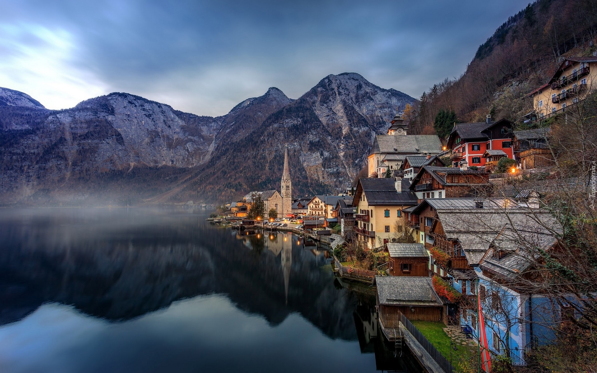 Austria, Hallstatt, Góry Alpy Salzburskie, Jezioro Hallstättersee, Budynki