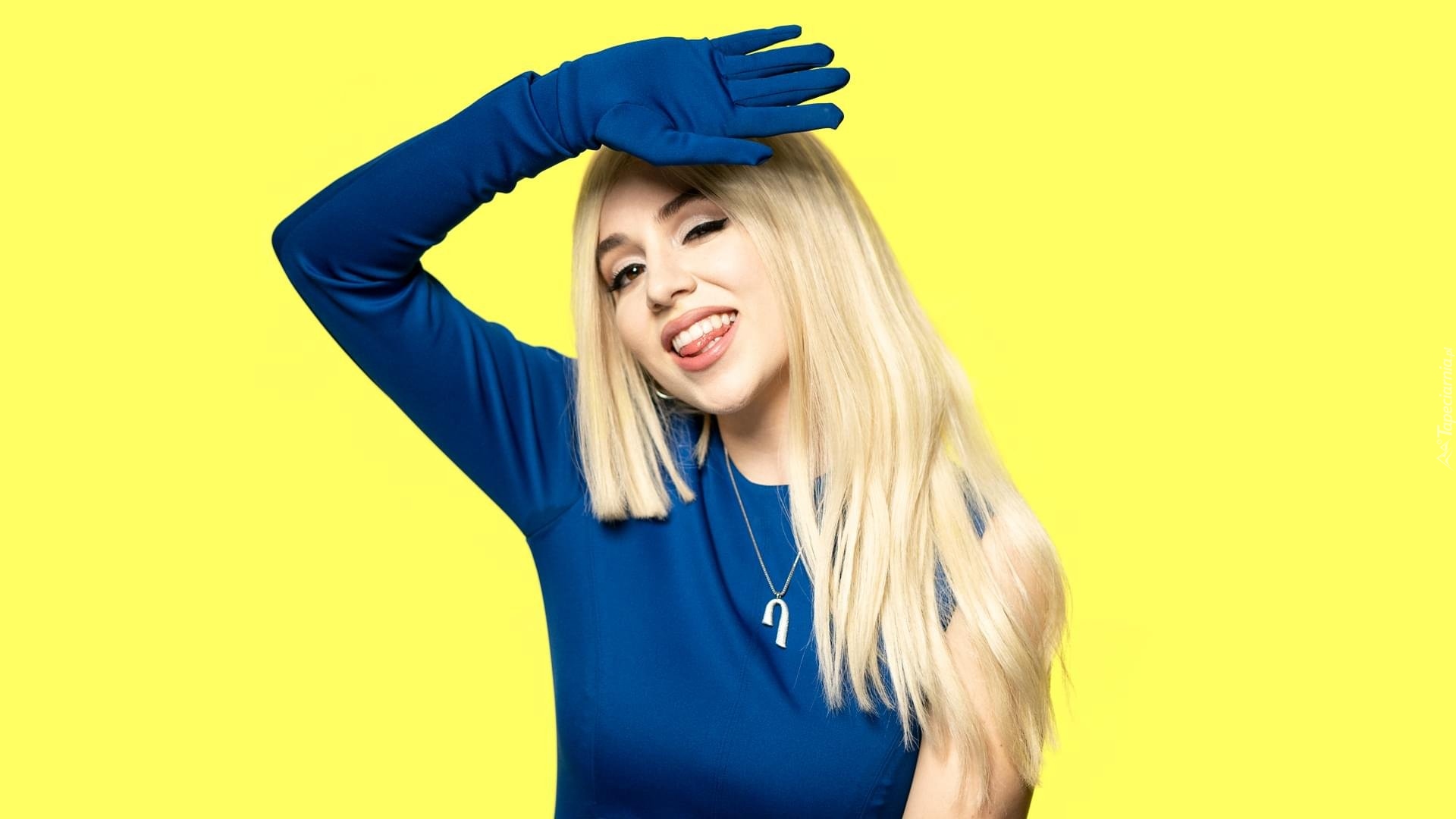 Blondynka, Kobieta, Piosenkarka, Ava Max, Uśmiech, Granatowa, Sukienka