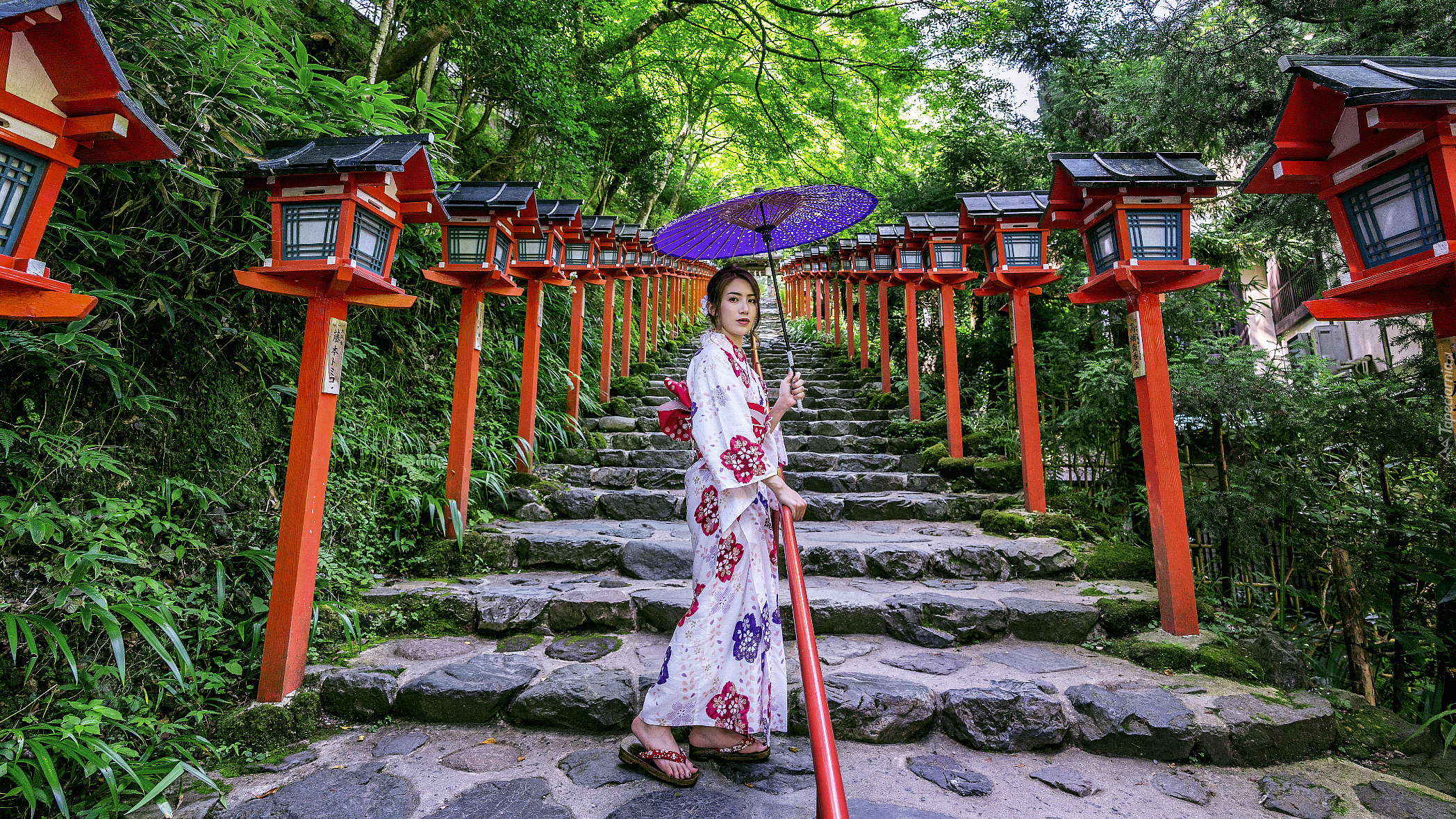 Azjatka, Kobieta, Kimono, Parasol, Schody, Lampy, Świątynia Kifune Shrine, Kioto, Japonia