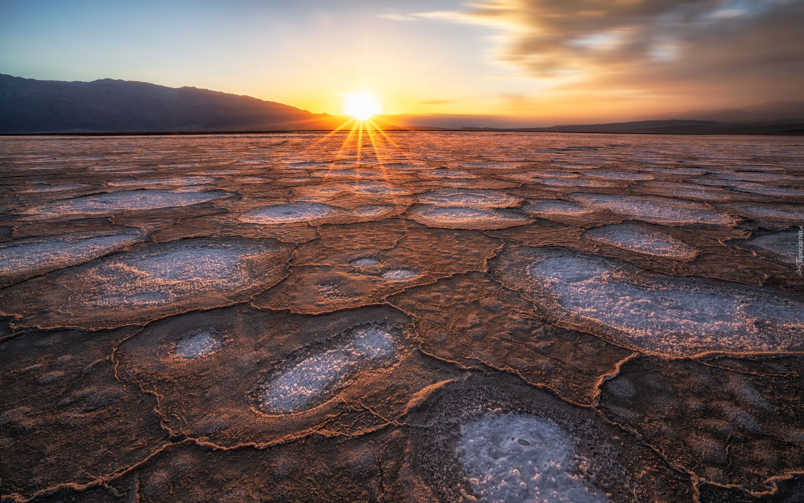 Park Narodowy Doliny Śmierci, Death Valley National Park, Wyschnięte, Jezioro, Solnisko, Badwater, Promienie słońca, Kalifornia, Stany Zjednoczone
