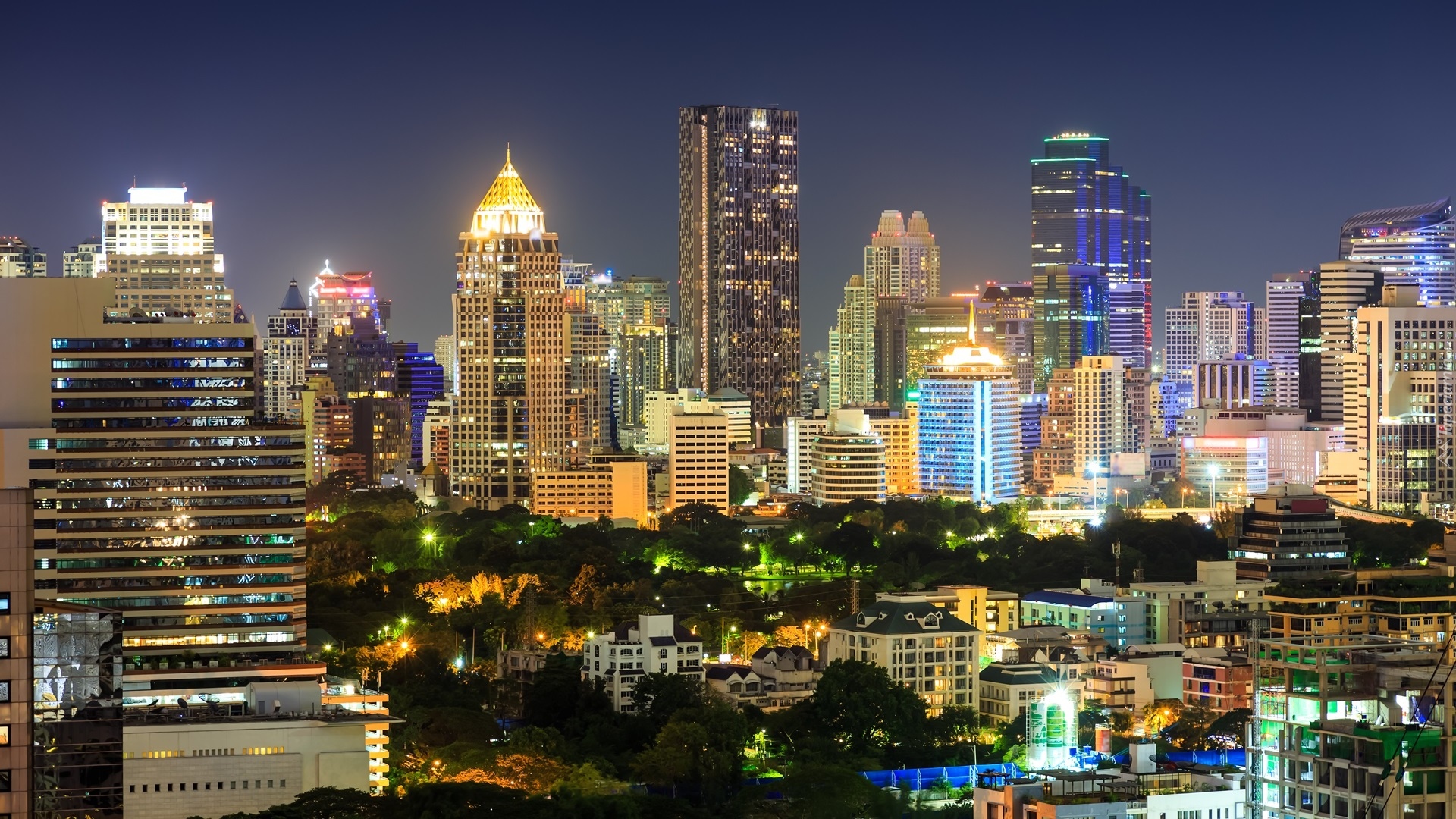 Tajlandia, Bangkok, Domy, Wieżowce, Światła, Drzewa, Noc