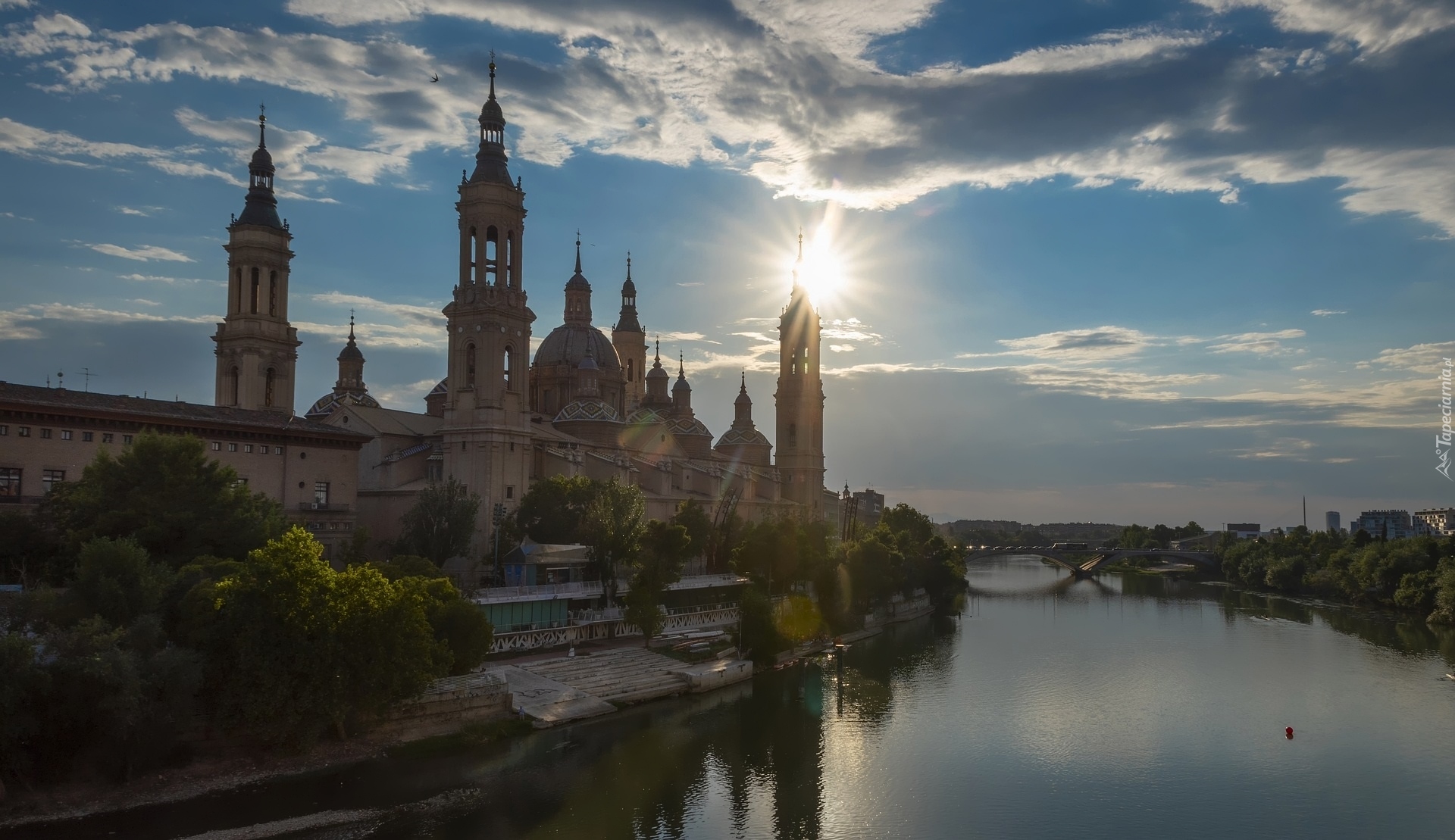 Bazylika Nuestra Senora del Pilar, Rzeka Ebro, Promienie słońca, Most, Saragossa, Hiszpania