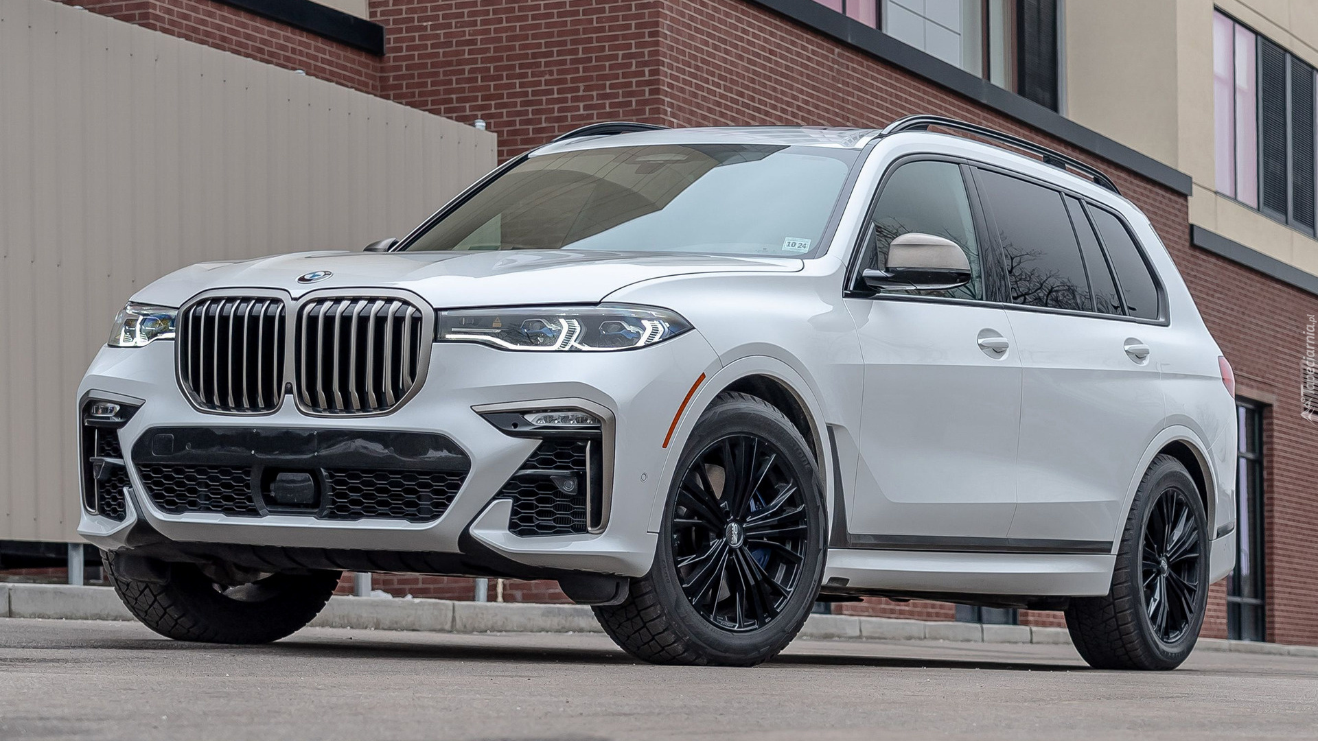 Białe, BMW X7 M50i