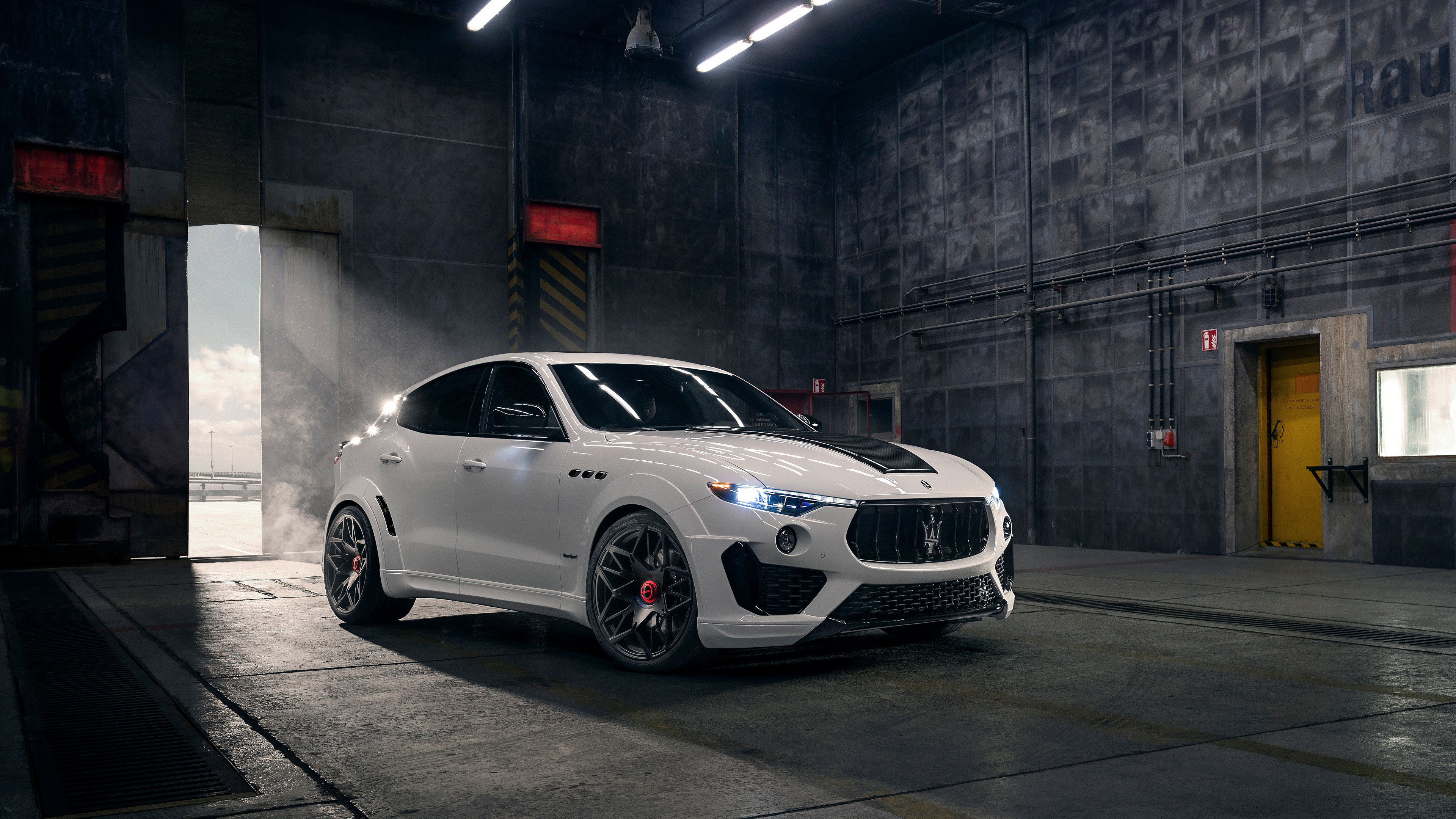 Maserati Levante S Q4 GranSport, Bok, Przód