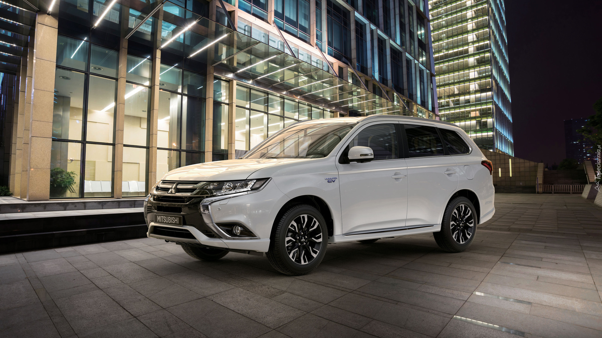 Białe, Mitsubishi Outlander PHEV, 2017