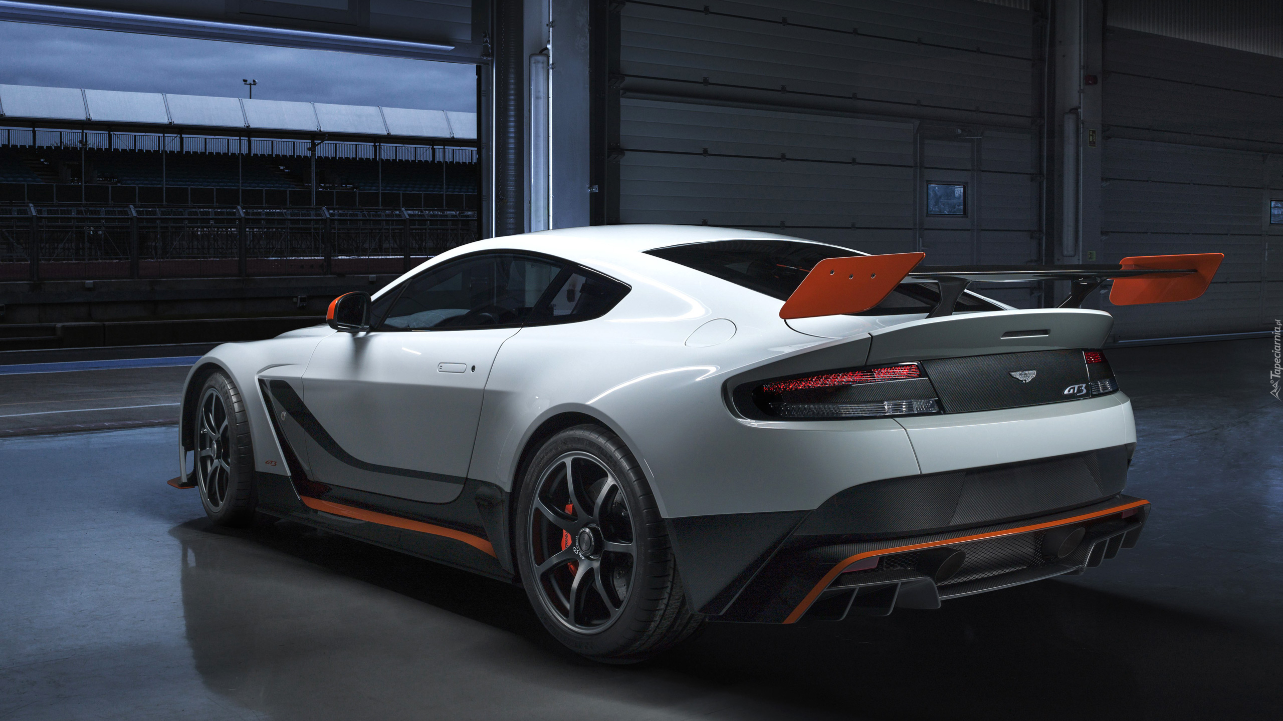 Aston Martin Vantage GT12, Bok, Tył