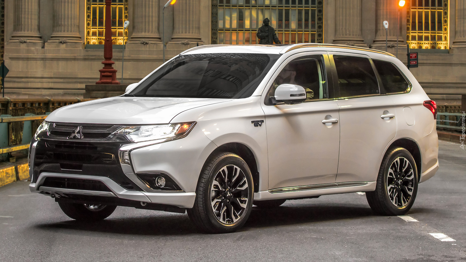 Biały, Mitsubishi Outlander PHEV