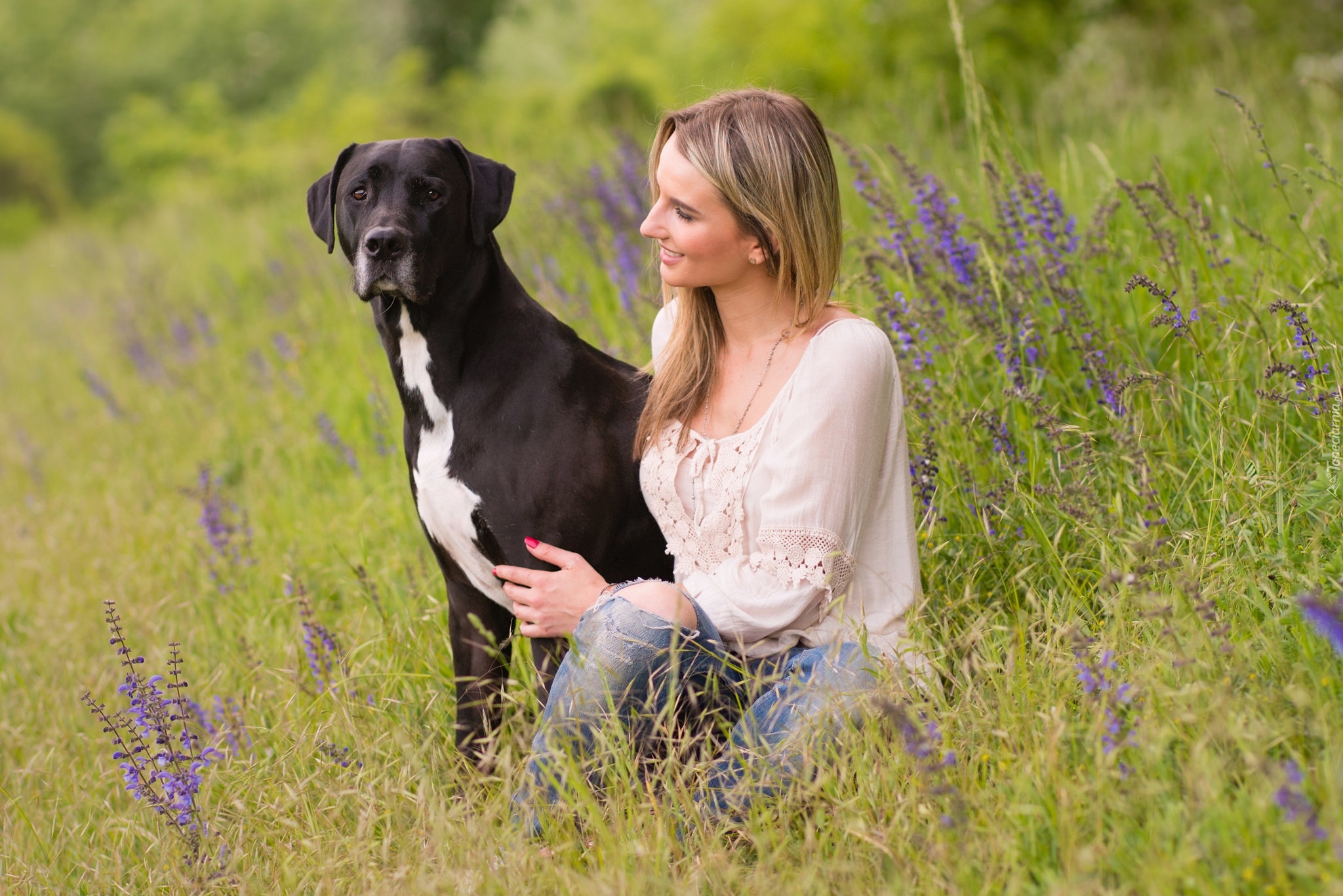 Girl two dog. Женщина с собакой. Девушка с собачкой. Блондинка с собакой. Женщины с собаками на природе.