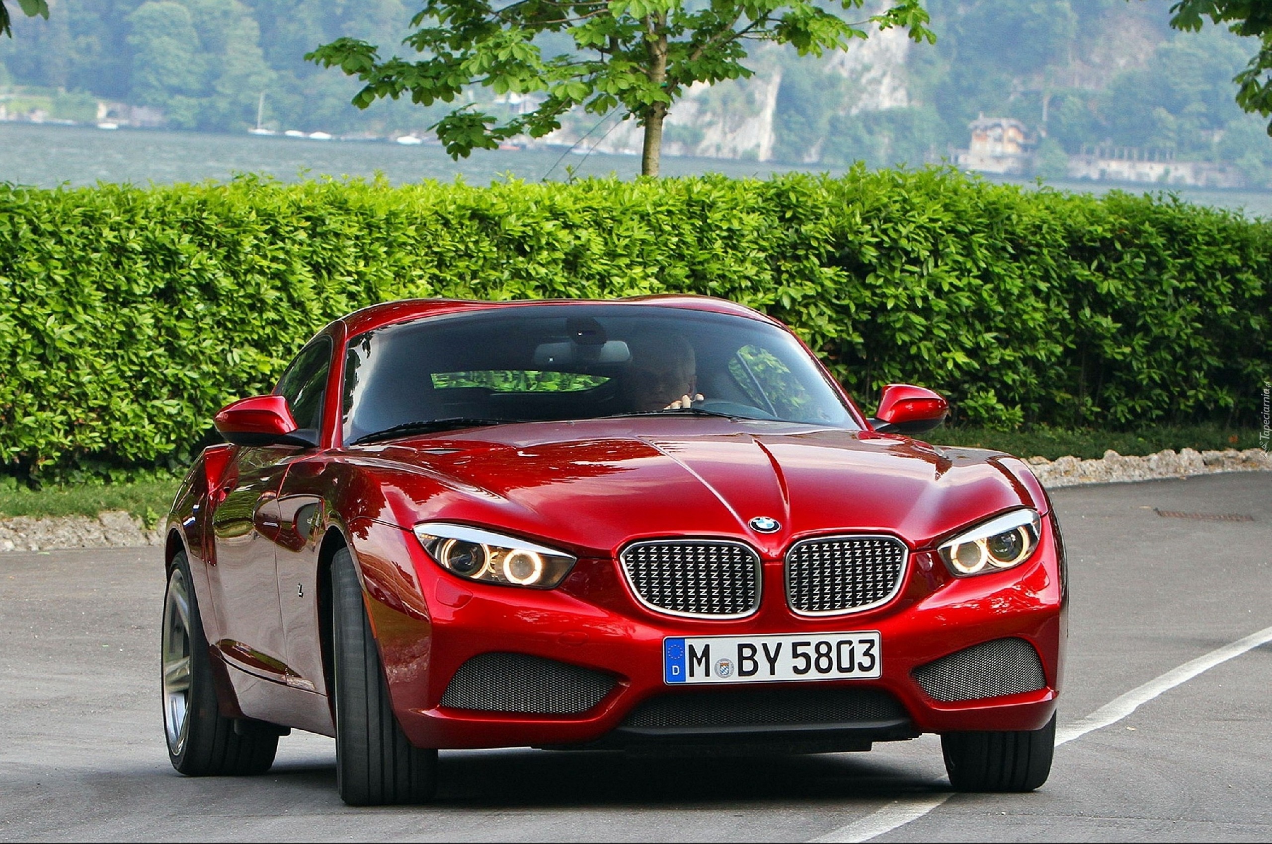 красный спортивный автомобиль BMW бесплатно