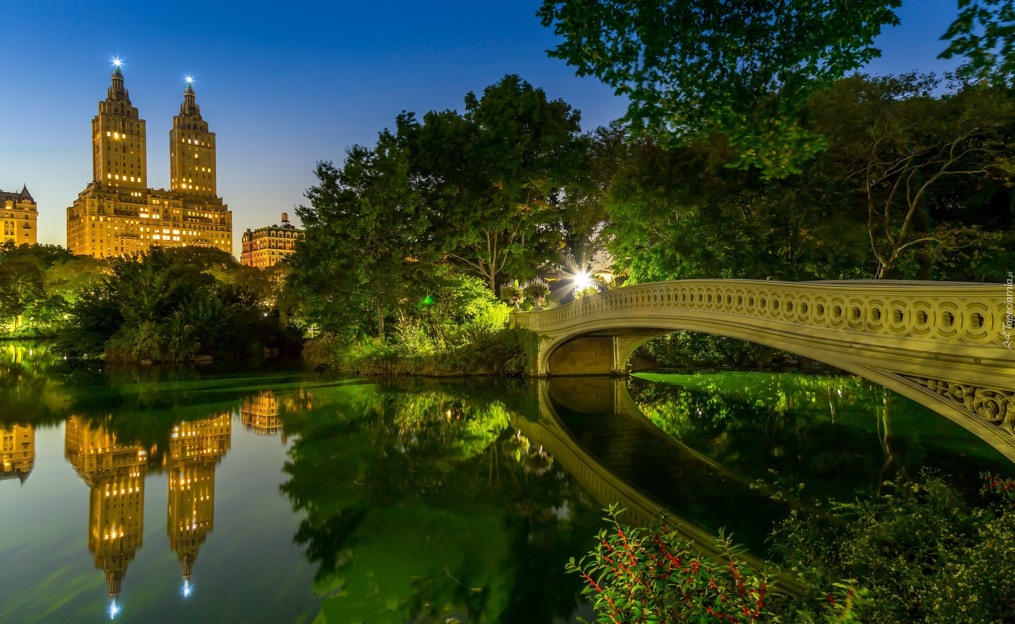 Stany Zjednoczone, Nowy Jork, Central Park, Most Bow Bridge, Jezioro, Światła, Zmierzch, Budynek Eldorado, Odbicie