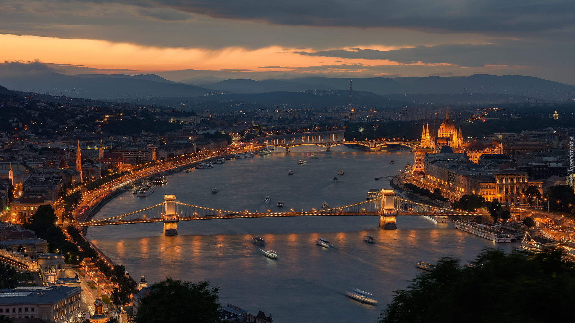 Węgry, Budapeszt, Rzeka Dunaj, Most Łańcuchowy, Parlament, Noc