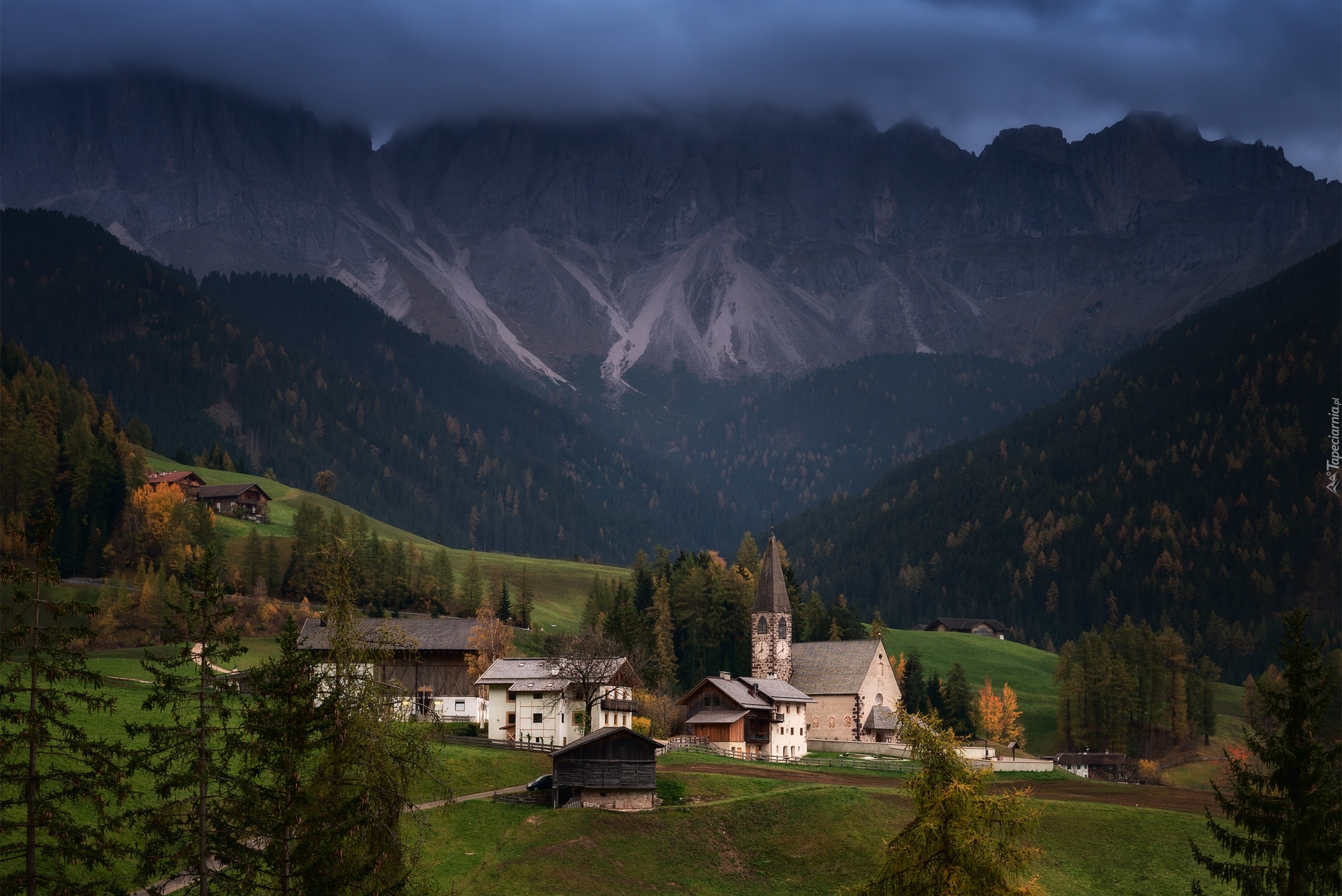 Góry, Dolomity, Las, Drzewa, Domy, Kościół, Chmury, Wieś, Santa Maddalena, Dolina Val di Funes, Włochy