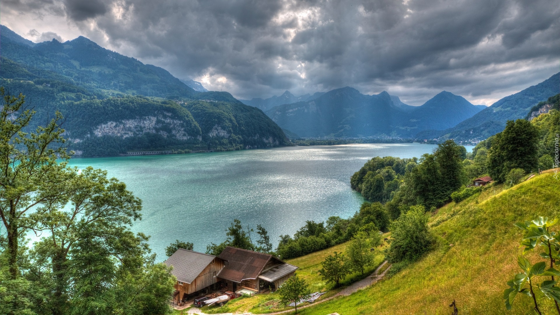 Szwajcaria, Góry Alpy, Pasmo górskie Churfirsten, Jezioro Walensee, Domy, Drzewa, Chmury