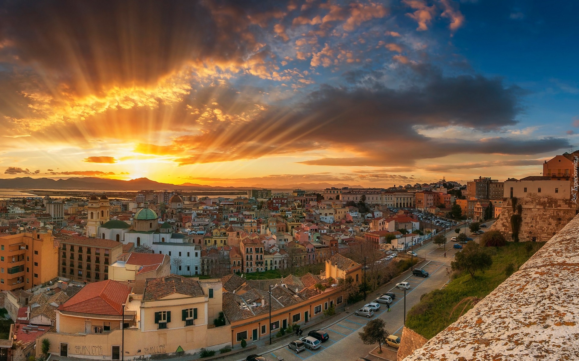 Miasto Cagliari, Sardynia, Włochy, Domy, Wschód słońca