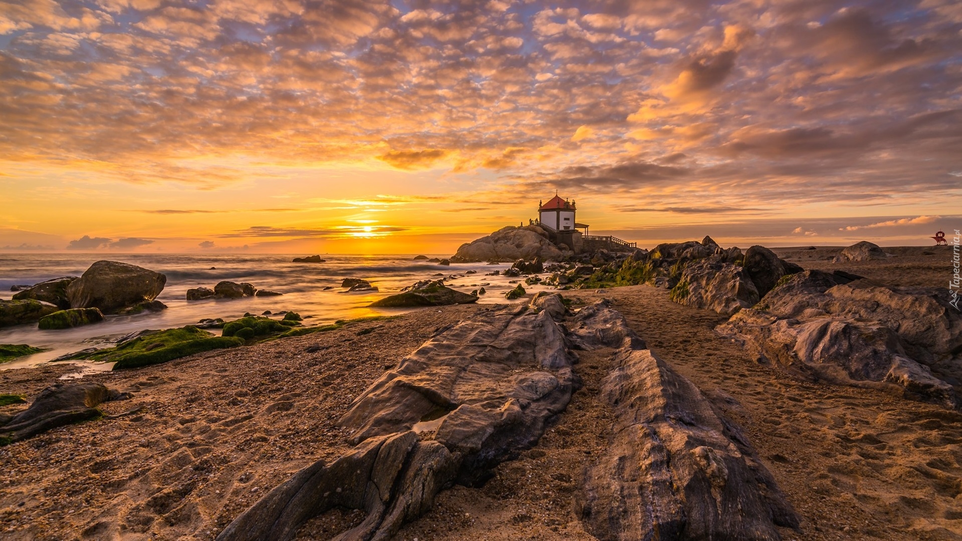 Portugalia, Miramar, Kapliczka, Kościół, Capela do Senhor da Pedra, Morze, Skały, Plaża, Wschód słońca, Chmury