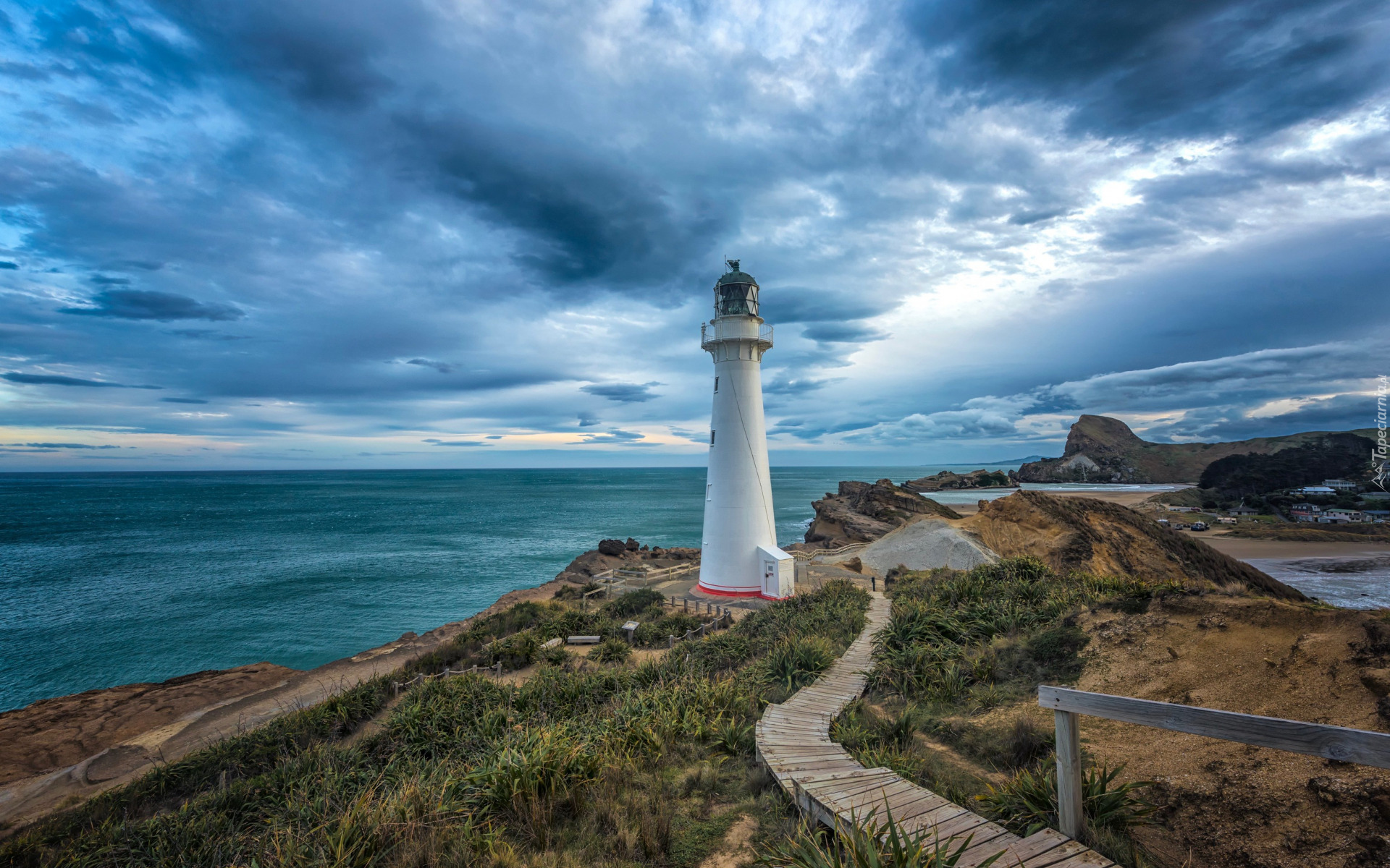 Wybrzeże, Latarnia morska, Castlepoint Lighthouse, Skały, Morze, Chmury, Wellington, Nowa Zelandia