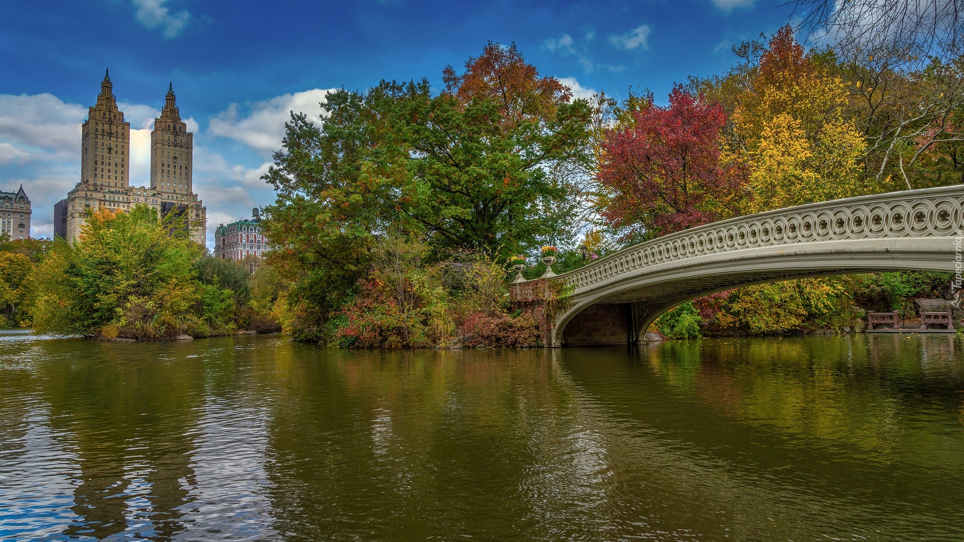 Nowy Jork, Manhattan, Central Park, Budynek Eldorado, Drzewa, Jezioro, Most, Stany Zjednoczone