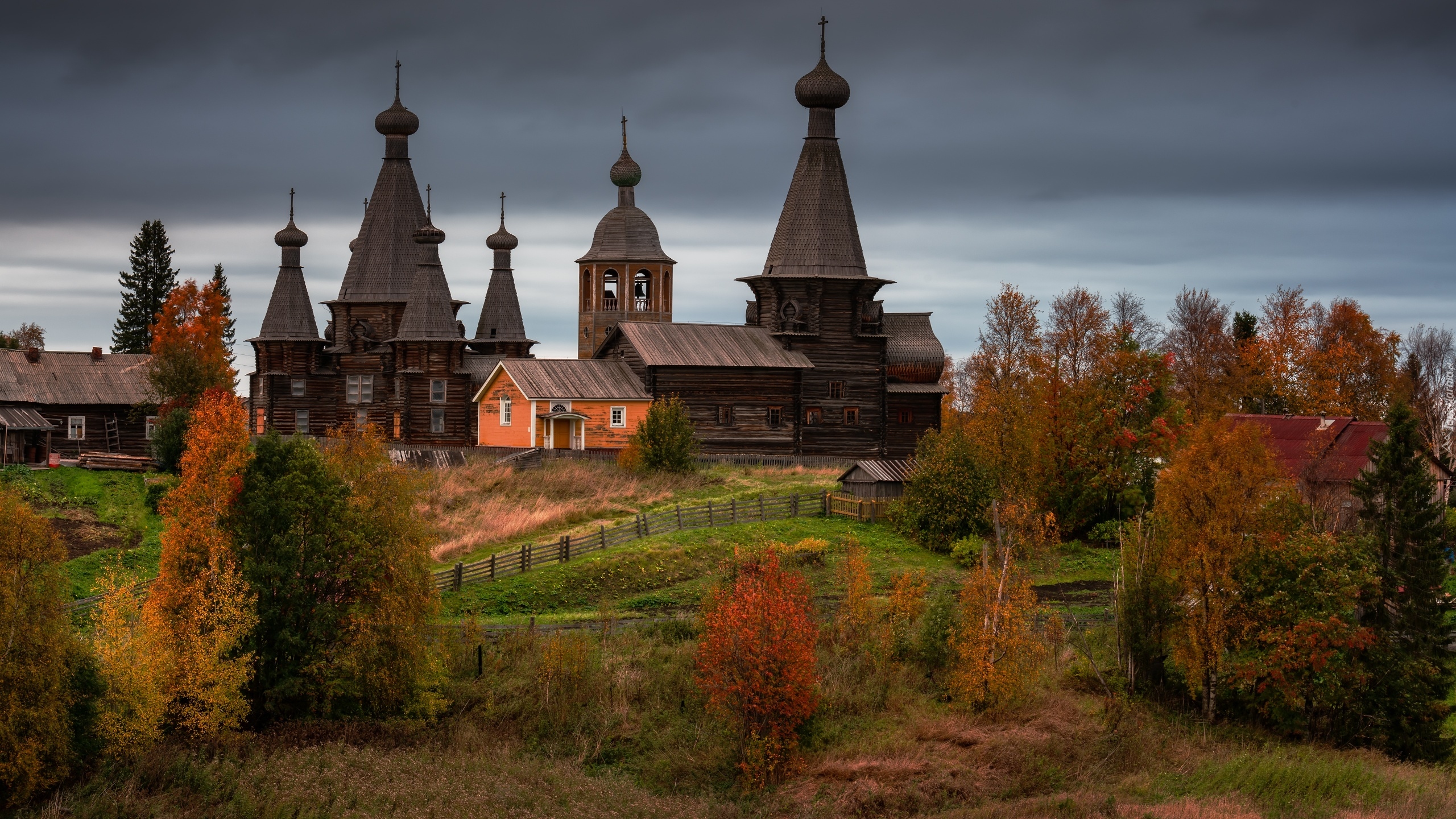 Rosja, Obwód archangielski, Wieś, Nenoksa, Jesień, Cerkiew, Domy, Drzewa