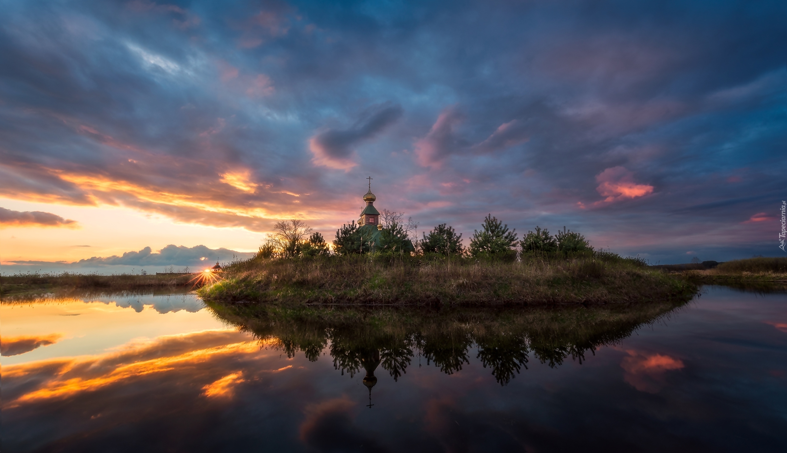 Rzeka Narew, Kościół, Pustelnia, Skit Świętych Antoniego i Teodozjusza Pieczerskich, Drzewa, Chmury, Zachód słońca, Chmury, Uroczysko Kudak, Wieś Ordynki, Podlaskie, Polska