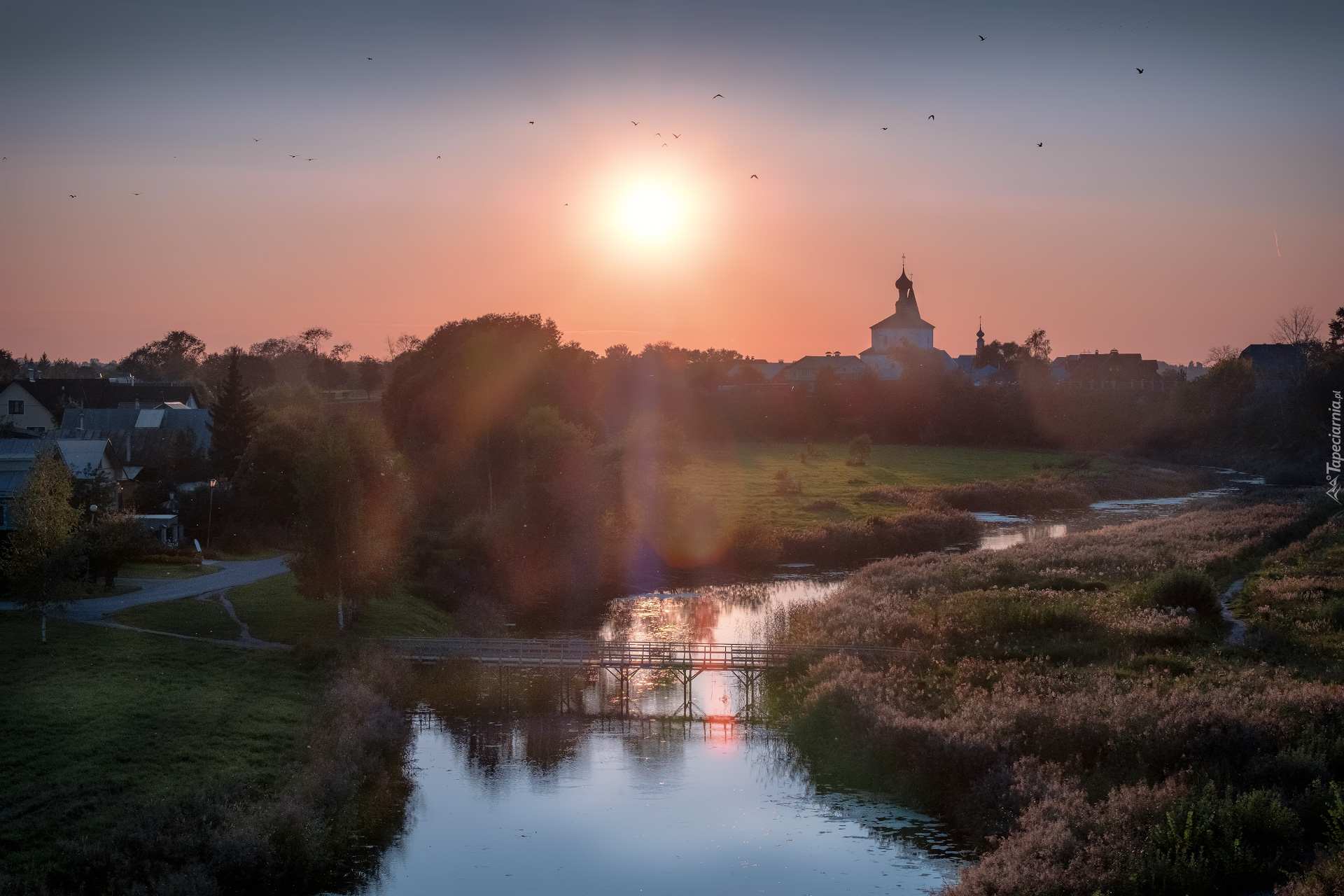 Rzeka Kamienka, Mostek, Drzewa, Mgła, Ptaki, Cerkiew, Zachód słońca, Suzdal, Obwód włodzimierski, Rosja