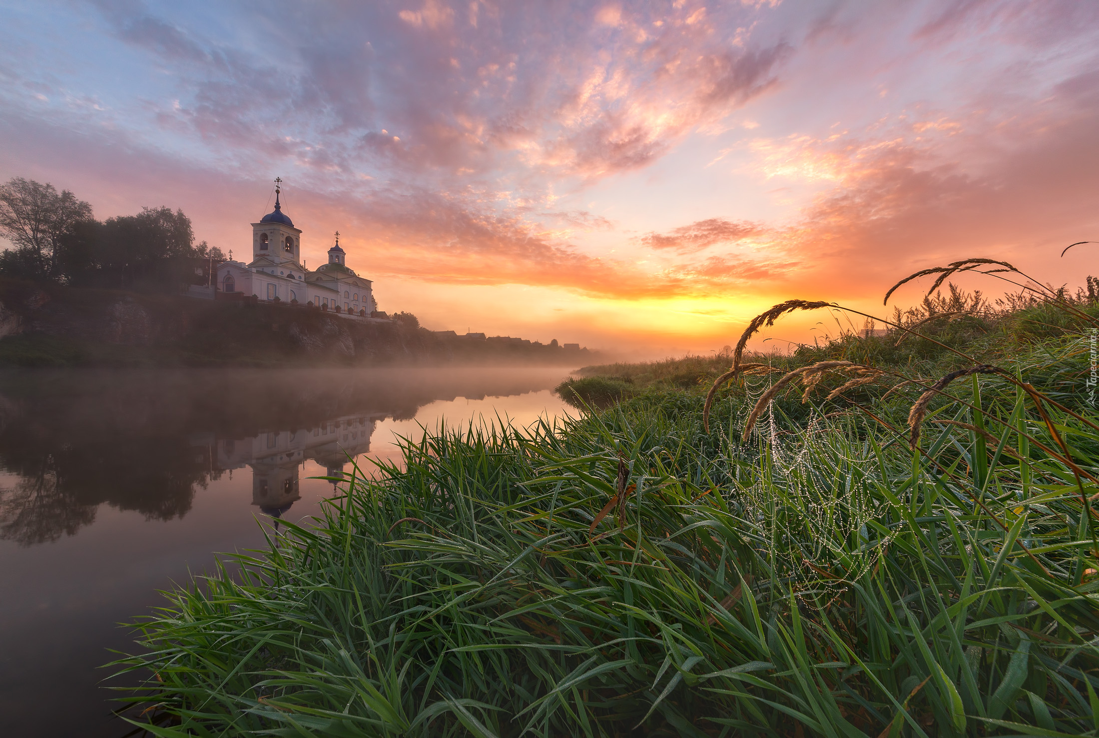  Rzeka, Cerkiew, Wschód słońca, Mgła, Trawy, Pajęczyna