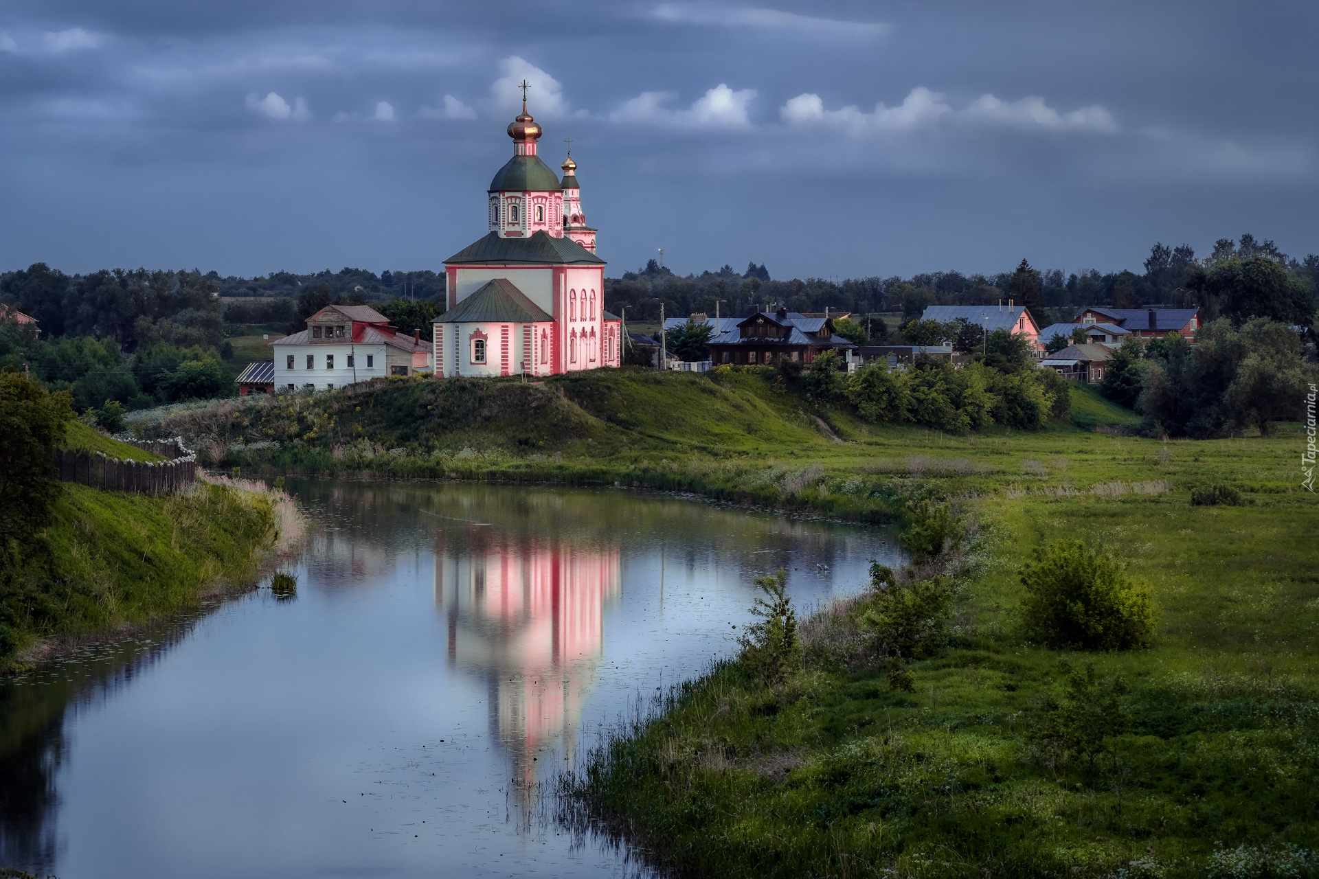 Rzeka Kamienka, Drzewa, Trawa, Odbicie, Cerkiew św. Eliasza, Suzdal, Obwód włodzimierski, Rosja