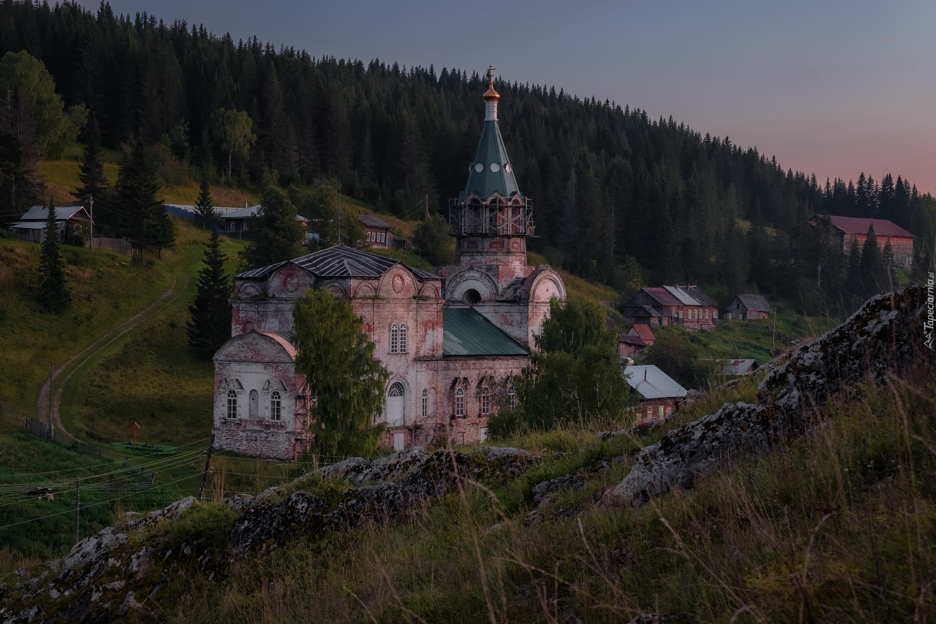 Cerkiew, Domy, Drzewa, Wieś Kyn, Kraj Permski, Rosja