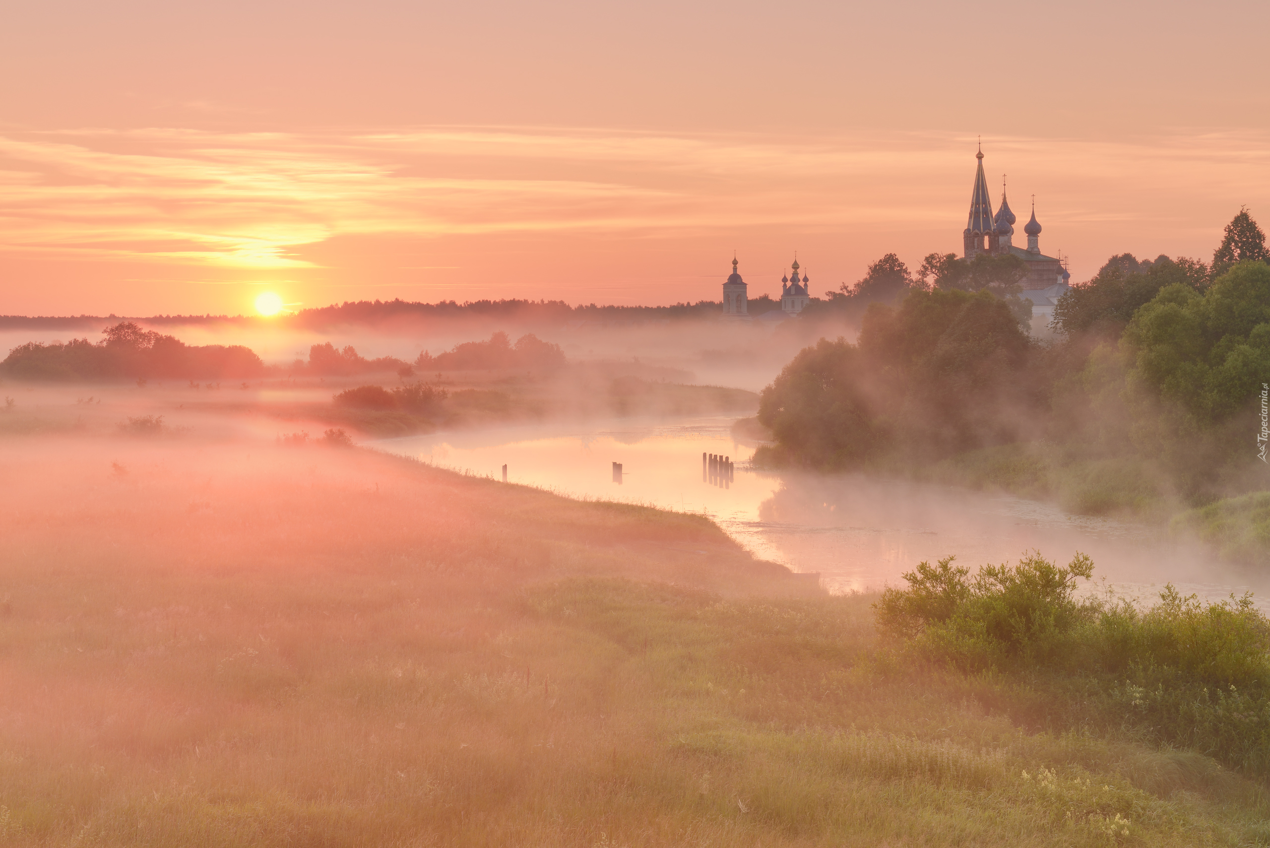 Wschód słońca, Mgła, Rzeka Teza, Cerkiew, Wieś Dunilovo, Obwód iwanowski, Rosja