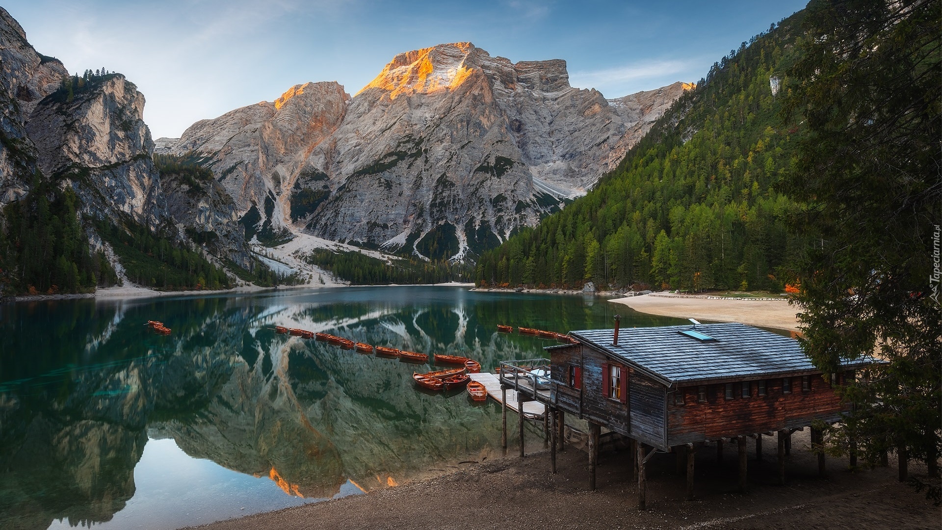 Włochy, Południowy Tyrol, Jezioro, Pragser Wildsee, Lago di Braies, Góry Dolomity, Pomost, Drewniany, Domek, Łódki, Drzewa