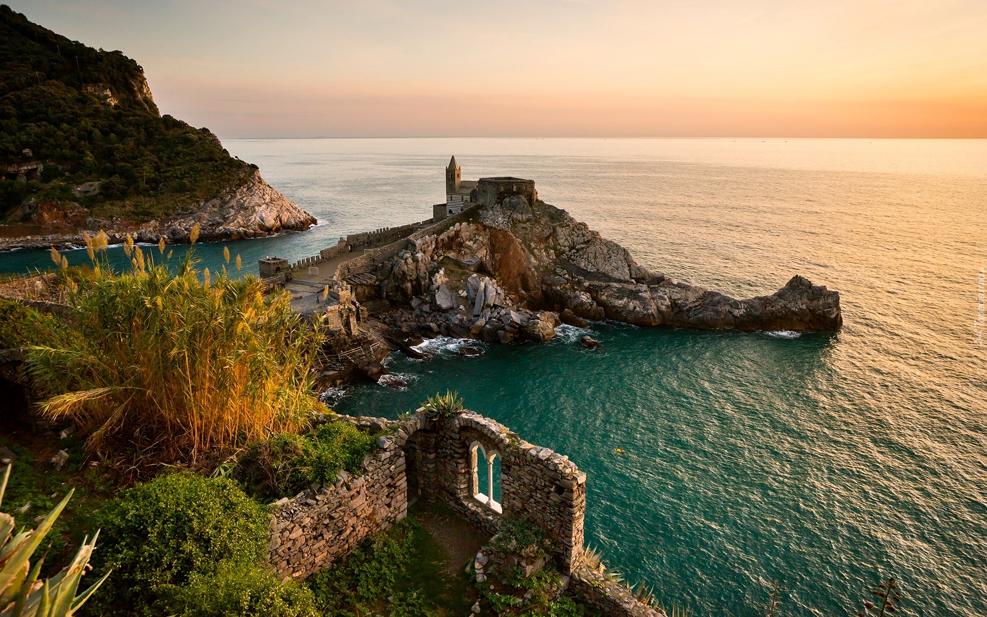 Miasteczko Portovenere, Chiesa di San Pietro, Kościół św Piotra, Wybrzeże, Morze Liguryjskie, Skały, Liguria, Włochy