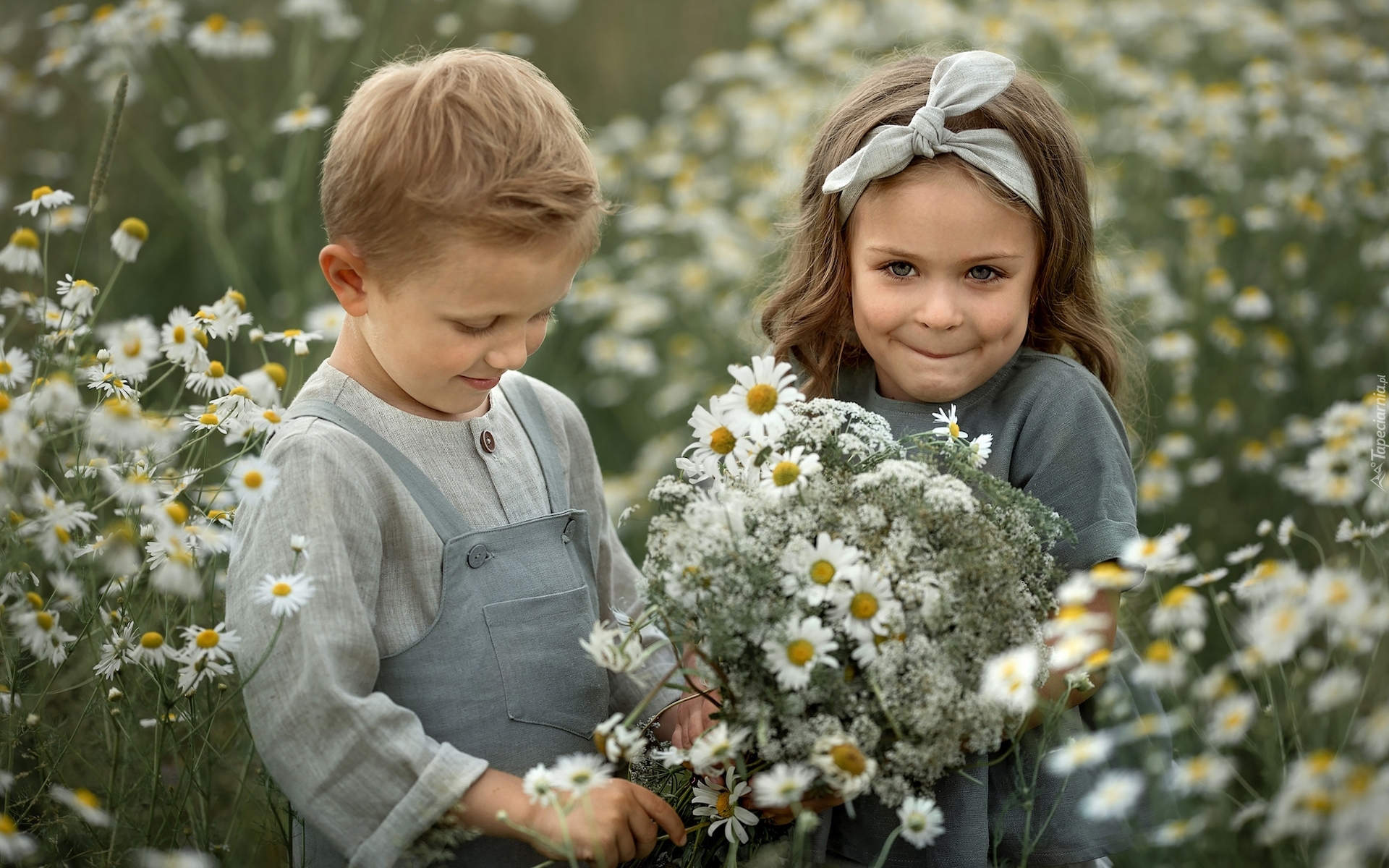 Chłopiec, Dziewczynka, Bukiet, Kwiaty, Rumiany