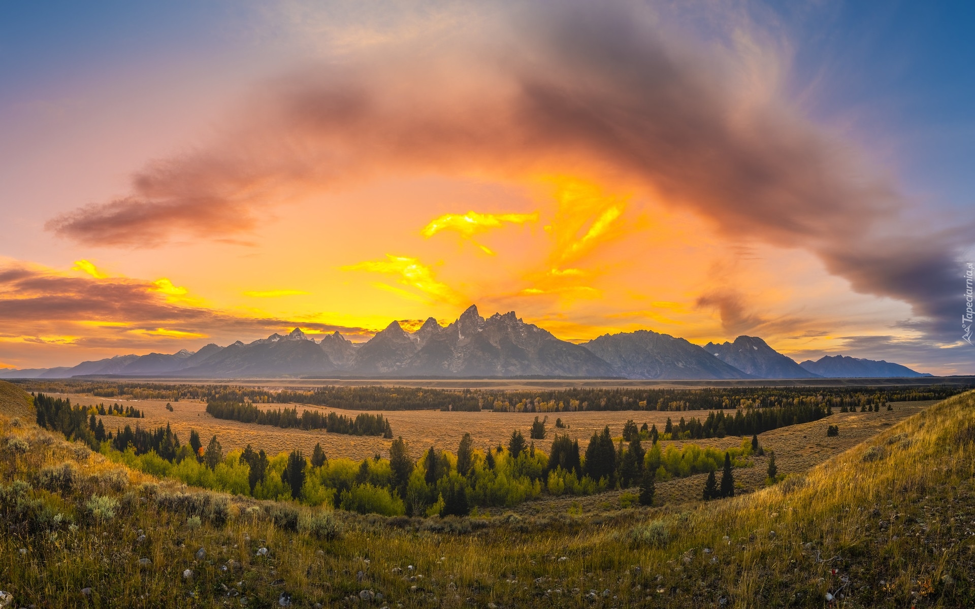 Park Narodowy Grand Teton, Góry, Teton Range, Pole, Drzewa, Zachód słońca, Stan Wyoming, Stany Zjednoczone