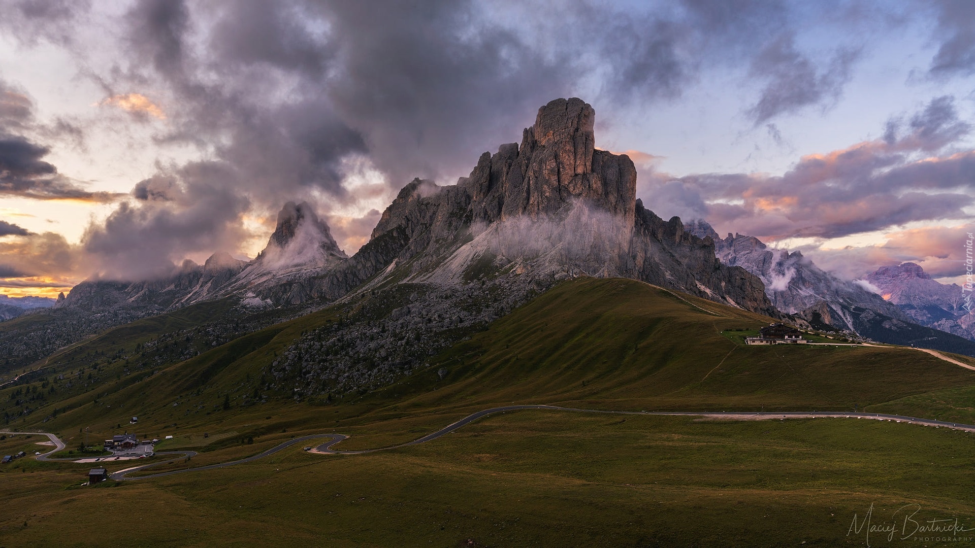 Dolomity, Przełęcz, Passo di Giau, Góry, Wzgórza, Kręta, Droga, Chmury, Prowincja Belluno, Włochy