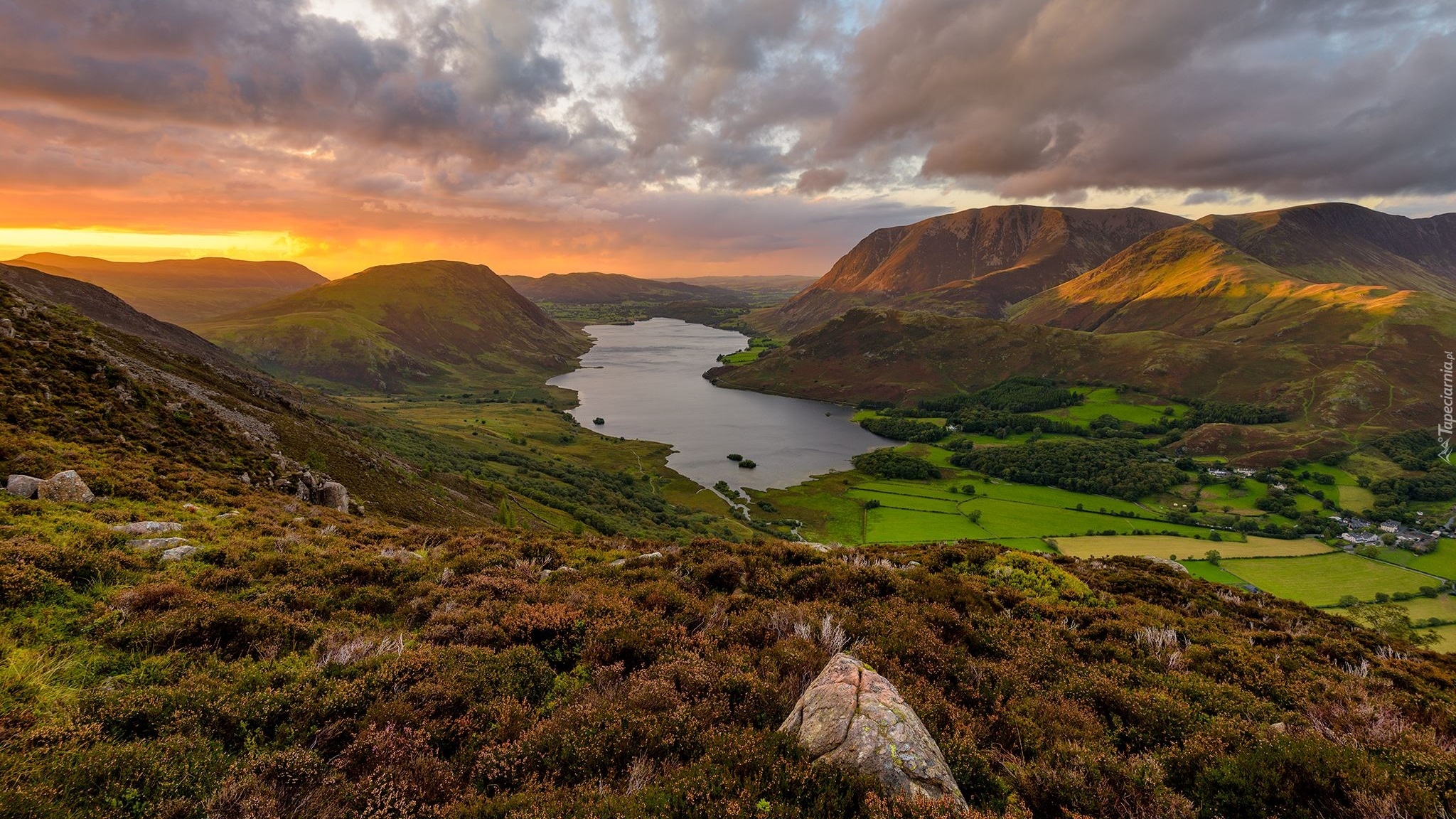 Góry High Stile, Dolina, Jezioro, Crummock Water, Drzewa, Domy, Zachód słońca, Chmury, Park Narodowy Lake District, Anglia