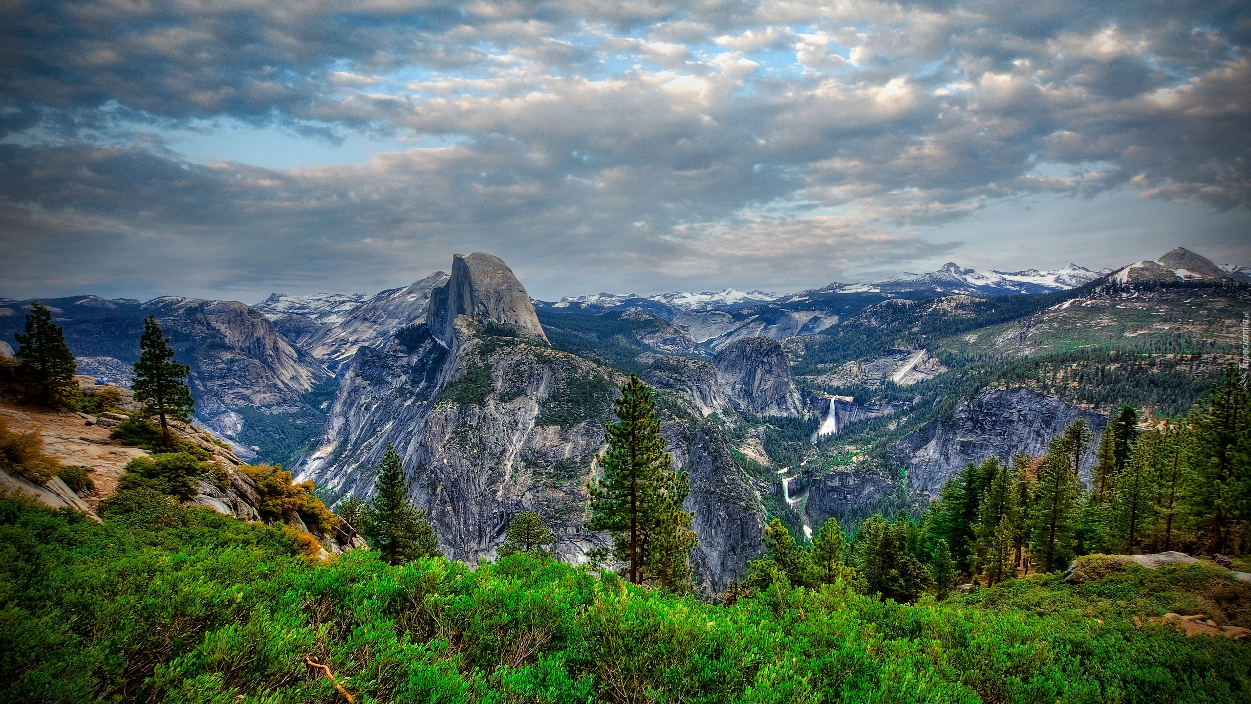 Stany Zjednoczone, Kalifornia, Park Narodowy Yosemite, Góry Sierra Nevada, Roślinność, Drzewa, Krzewy, Ciemne, Chmury