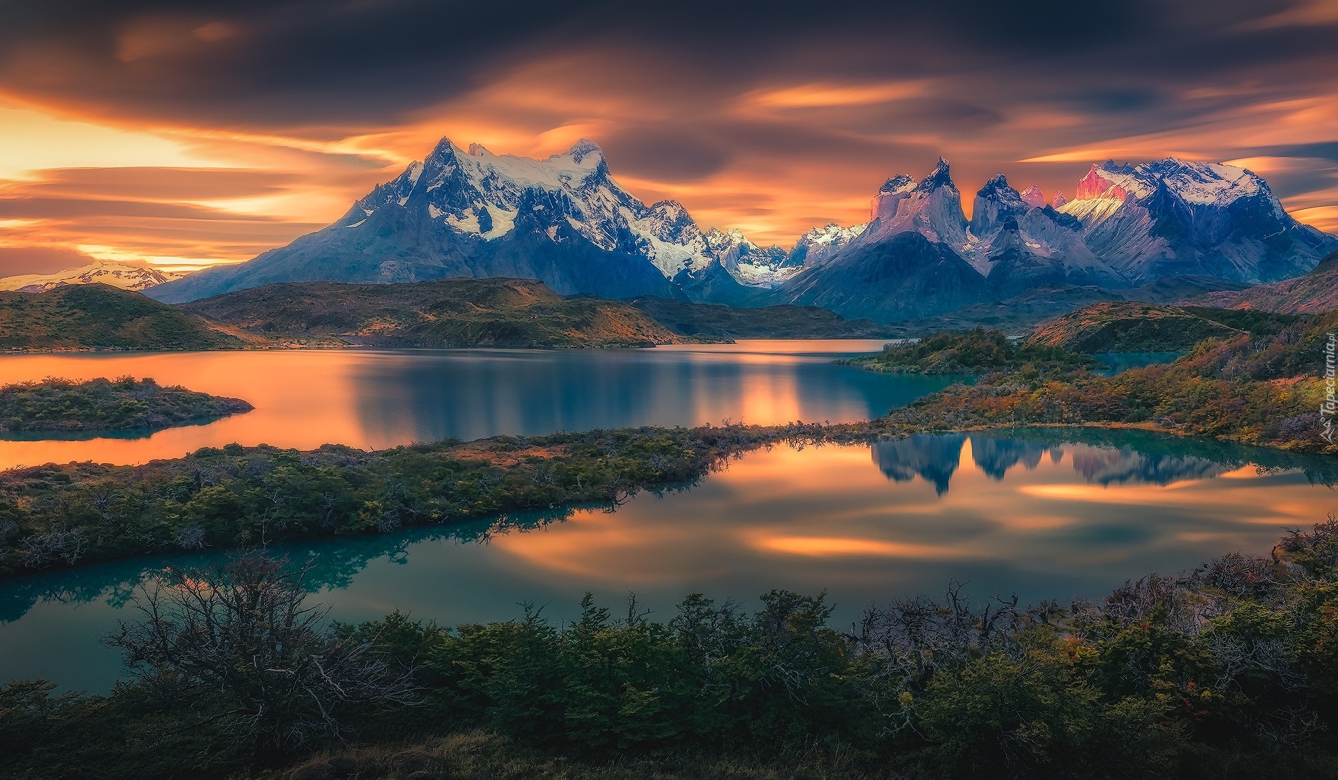 Jeziora, Góry, Cordillera del Paine, Zachód słońca, Chmury, Odbicie, Park Narodowy Torres del Paine, Patagonia, Chile