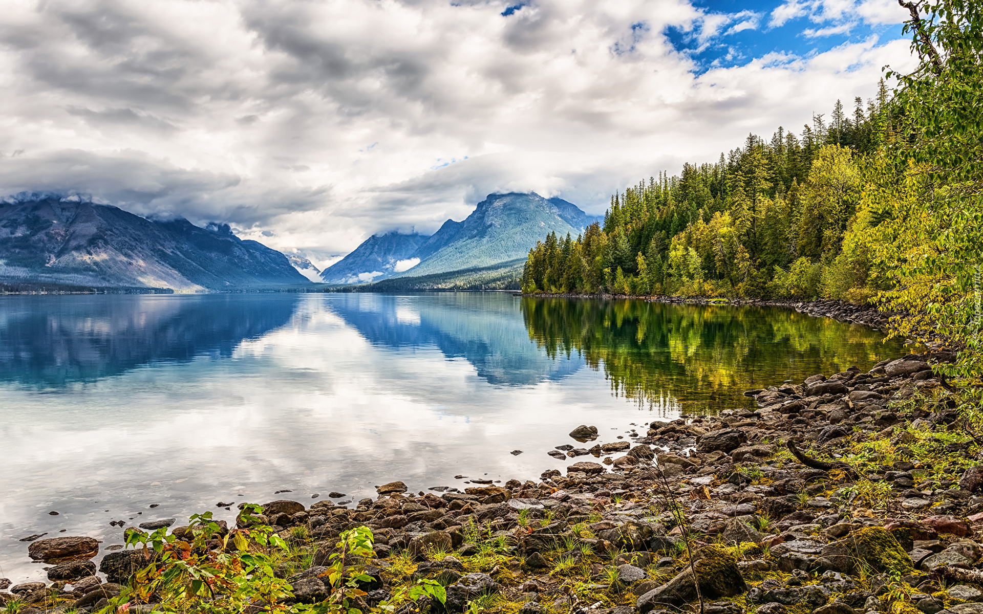 Park Narodowy Glacier, Jezioro, Lake McDonald, Góry, Chmury, Drzewa, Kamienie, Stan Montana, Stany Zjednoczone