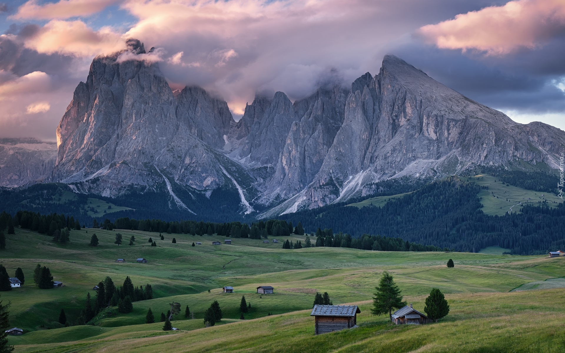 Dolomity, Góry, Sassolungo, Drewniane, Domki, Drzewa, Łąki, Chmury, Płaskowyż, Seiser Alm, Dolina, Val Gardena, Włochy