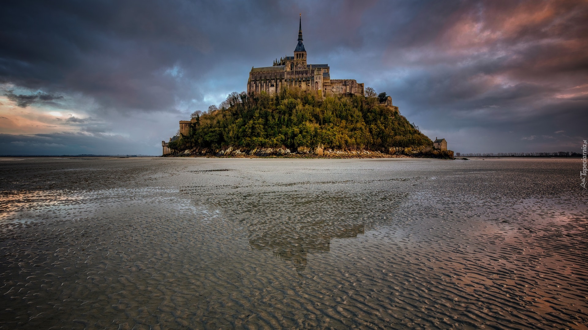 Francja, Wyspa Mont Saint-Michel, Opactwo św Michała Archanioła, Chmury, Kościół