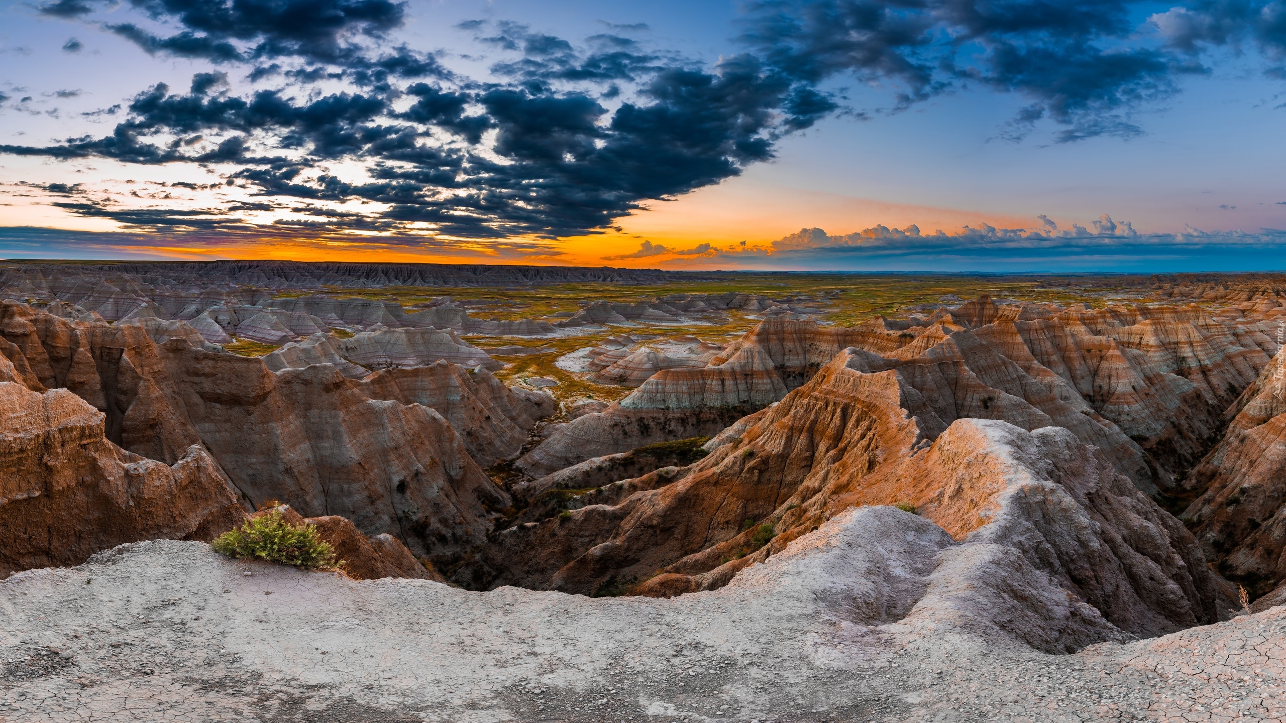 Stany Zjednoczone, Stan Dakota Południowa, Park Narodowy Badlands, Skały, Niebo, Chmury