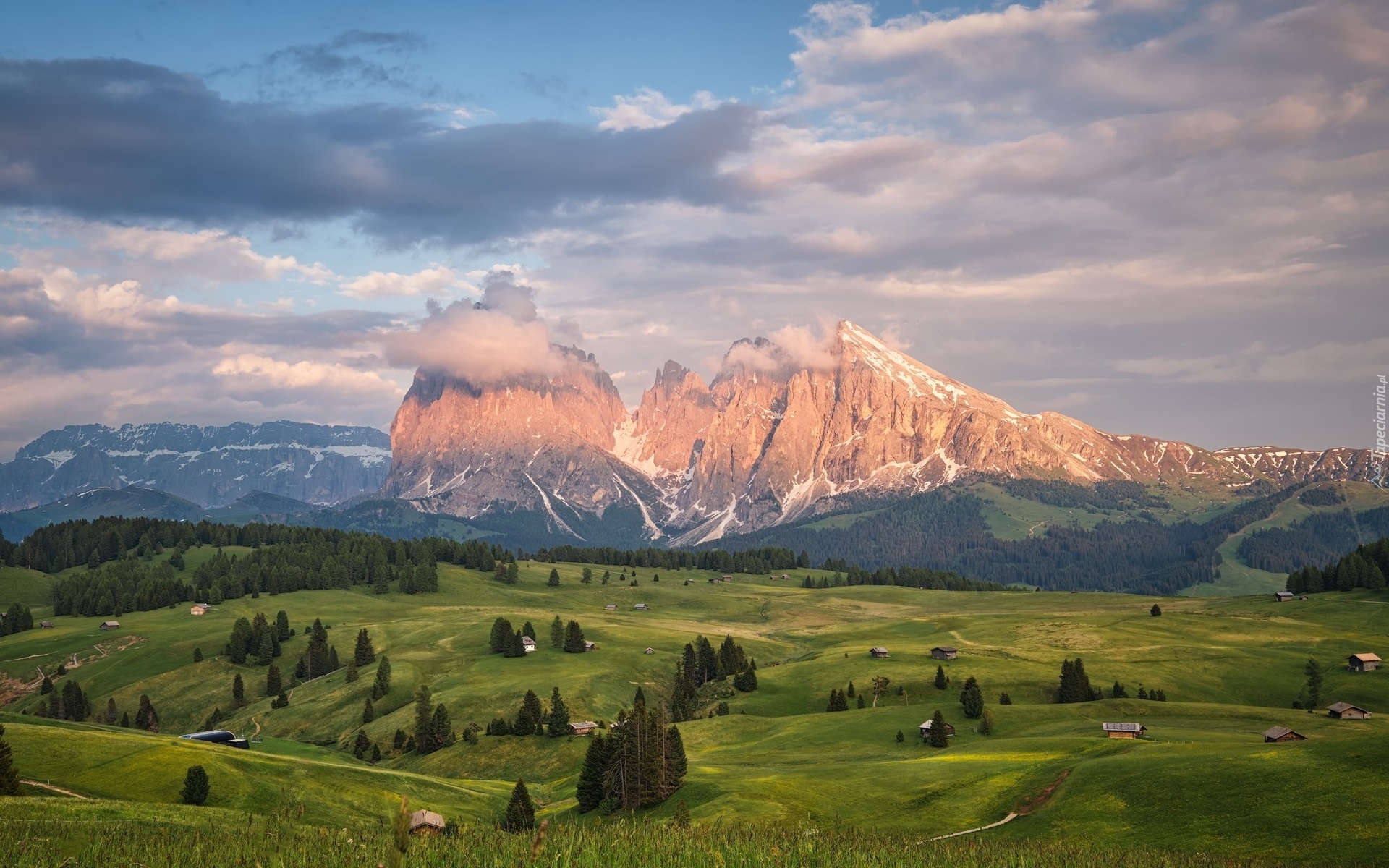 Dolomity, Góry, Sassolungo, Płaskowyż Seiser Alm, Dolina, Val Gardena, Drzewa, Drewniane, Domki, Chmury, Włochy