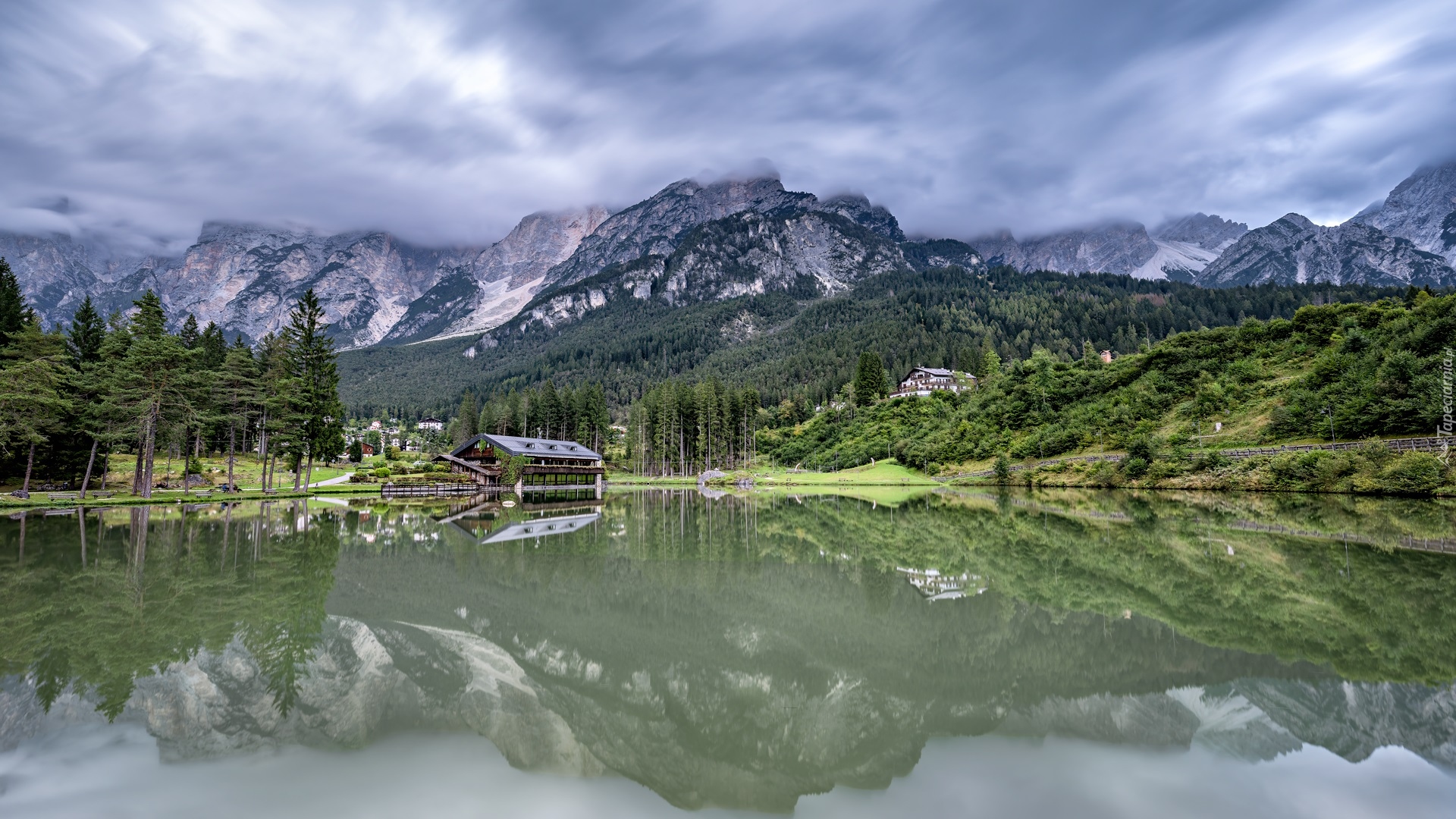 Włochy, Prowincja Belluno, Góry, Las, Drzewa, Jezioro, Lake Mosigo, Dom, Chmury