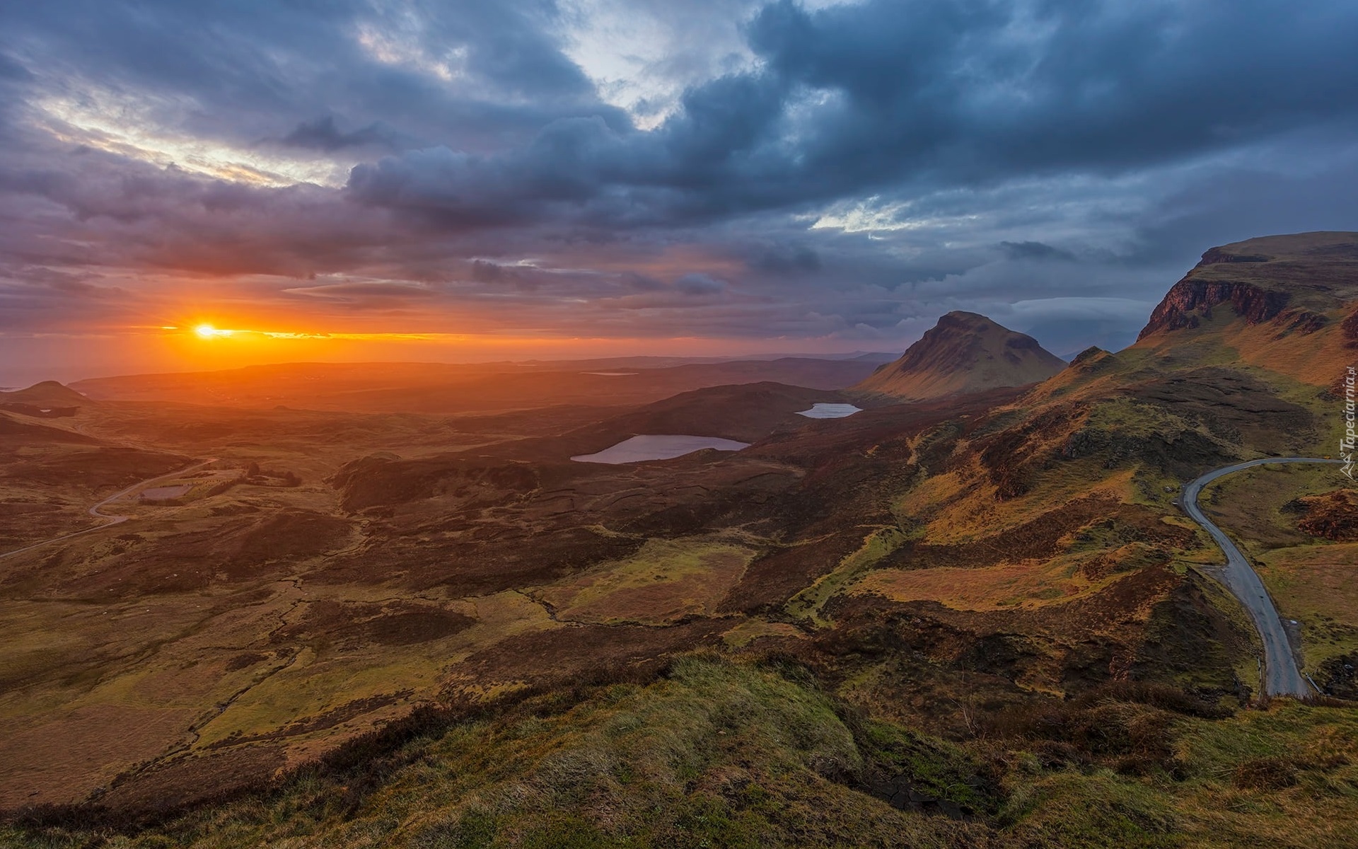 Szkocja, Wyspa Skye, Quiraing, Wzgórza, Góry, Ścieżka, Jeziora, Zachód słońca, Chmury