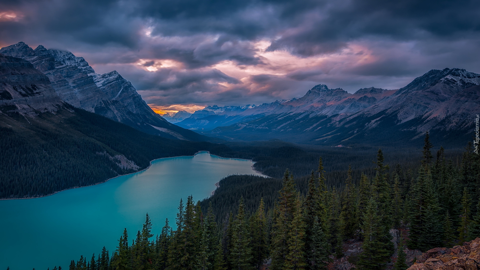 Park Narodowy Banff, Jezioro Peyto Lake, Skały, Góry, Las, Drzewa, Wschód słońca, Ciemne, Chmury, Prowincja Alberta, Kanada