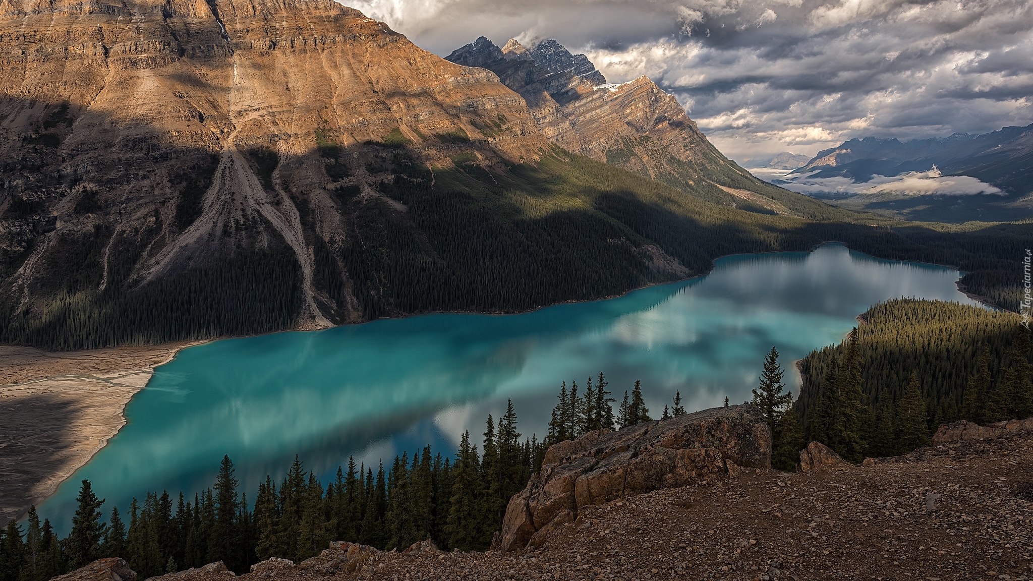 Jezioro, Peyto Lake, Park Narodowy Banff, Góry, Canadian Rockies, Lasy, Chmury, Promienie słońca, Alberta, Kanada